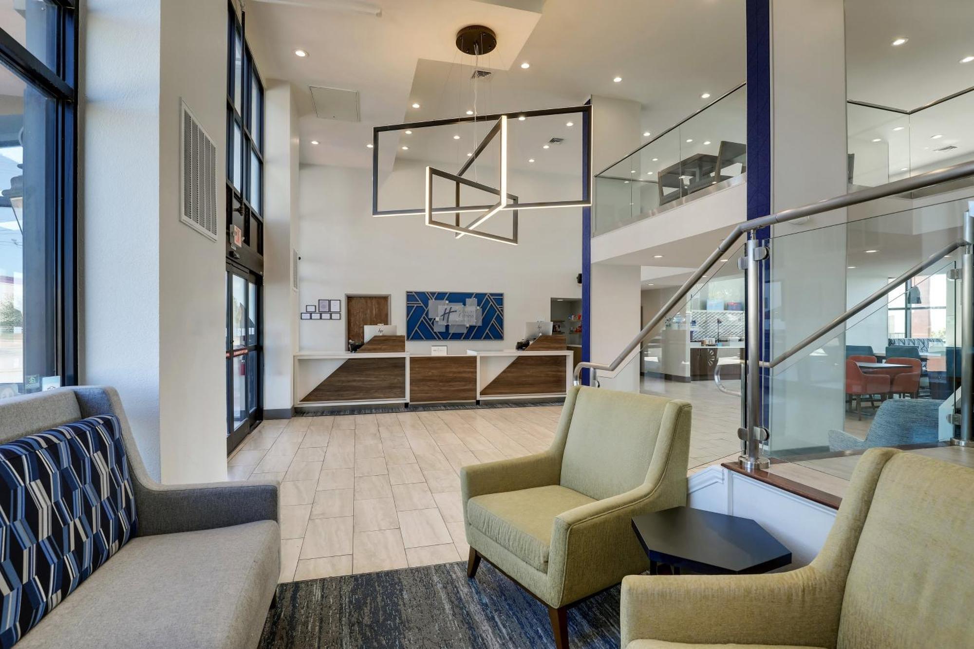 Hotel Express & 76 By Ihg 2*