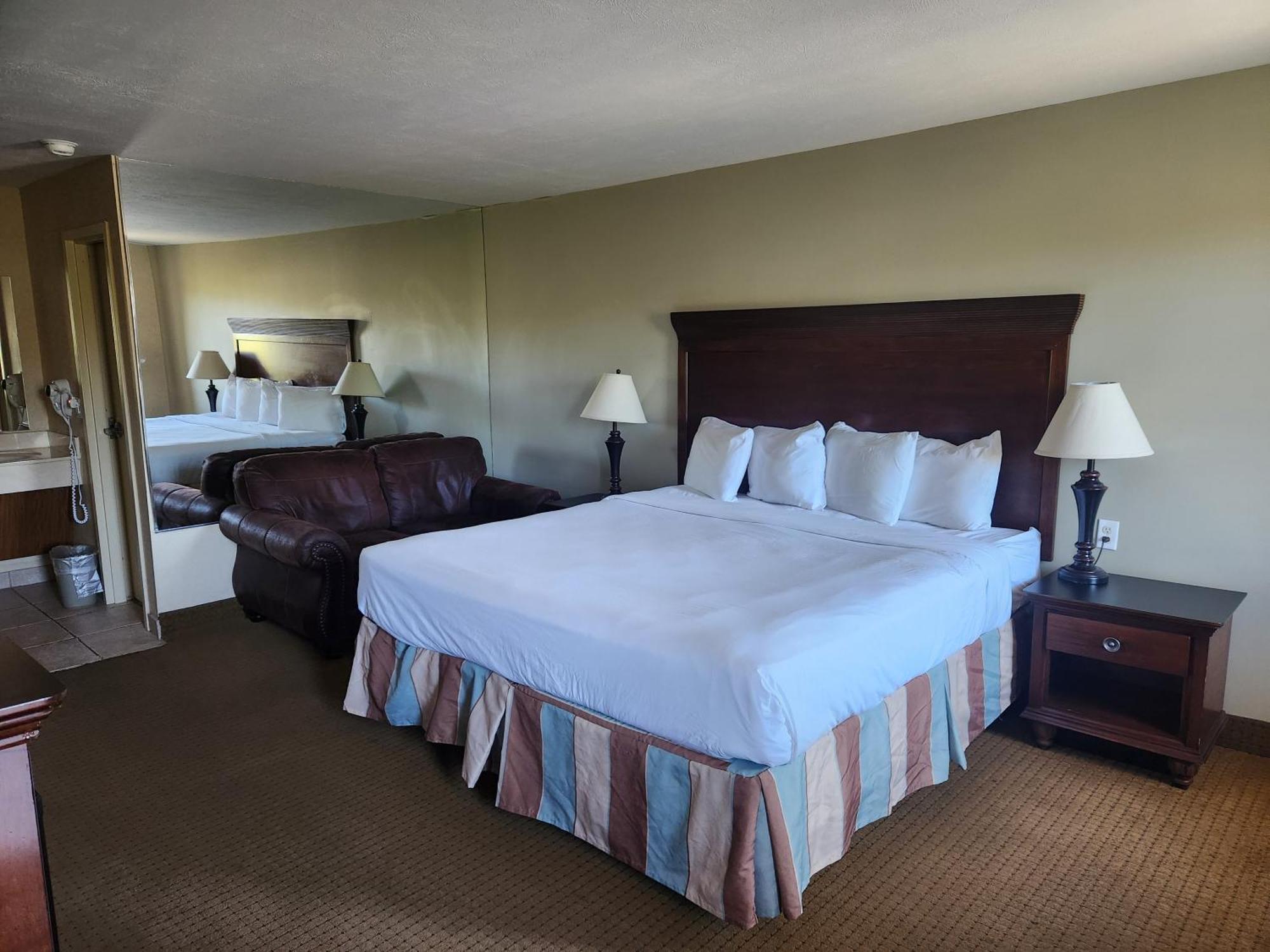 Suburban On The Strip Hotel 2*