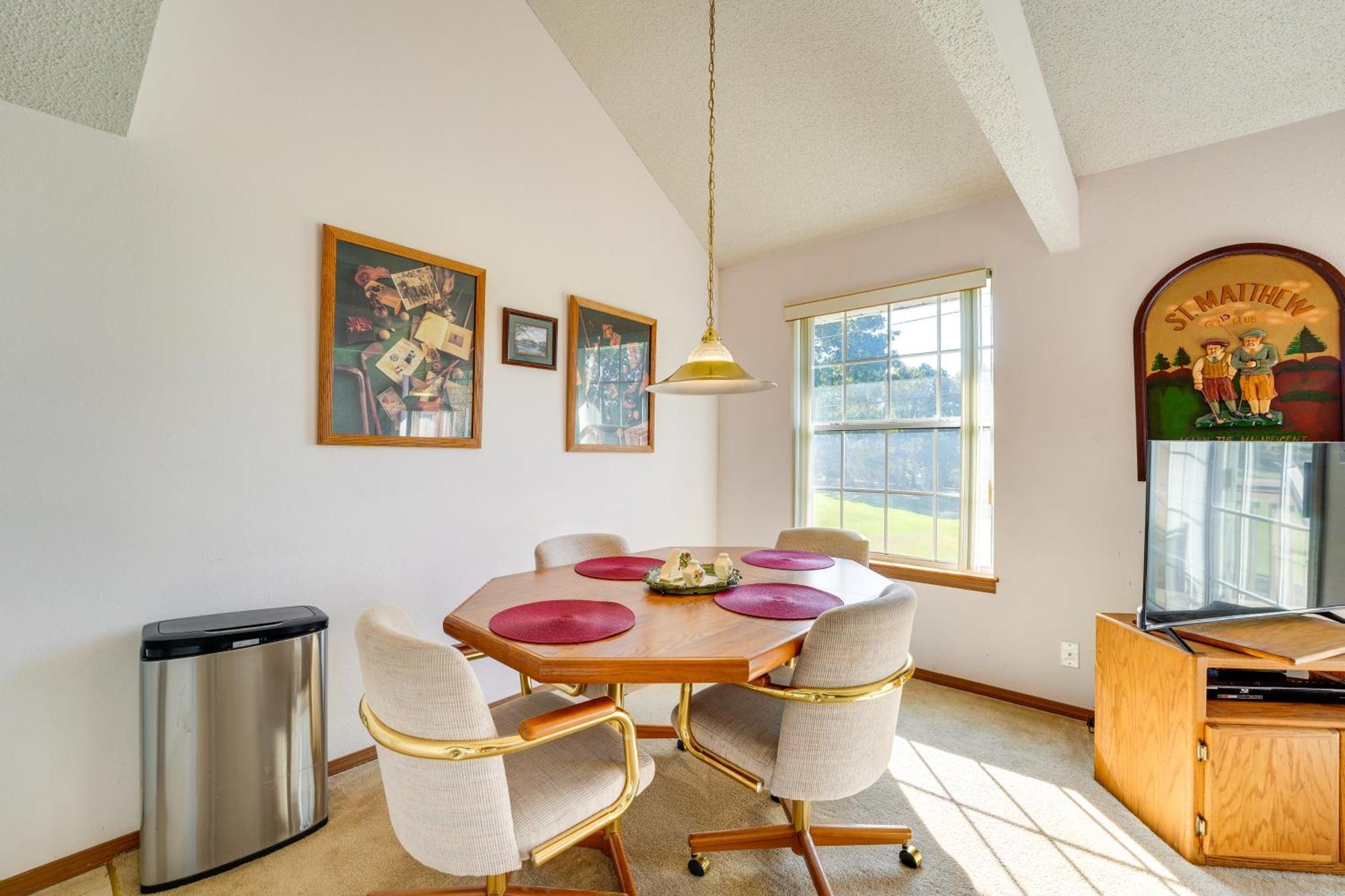 Apartment Cozy With Golf Course View In Branson!