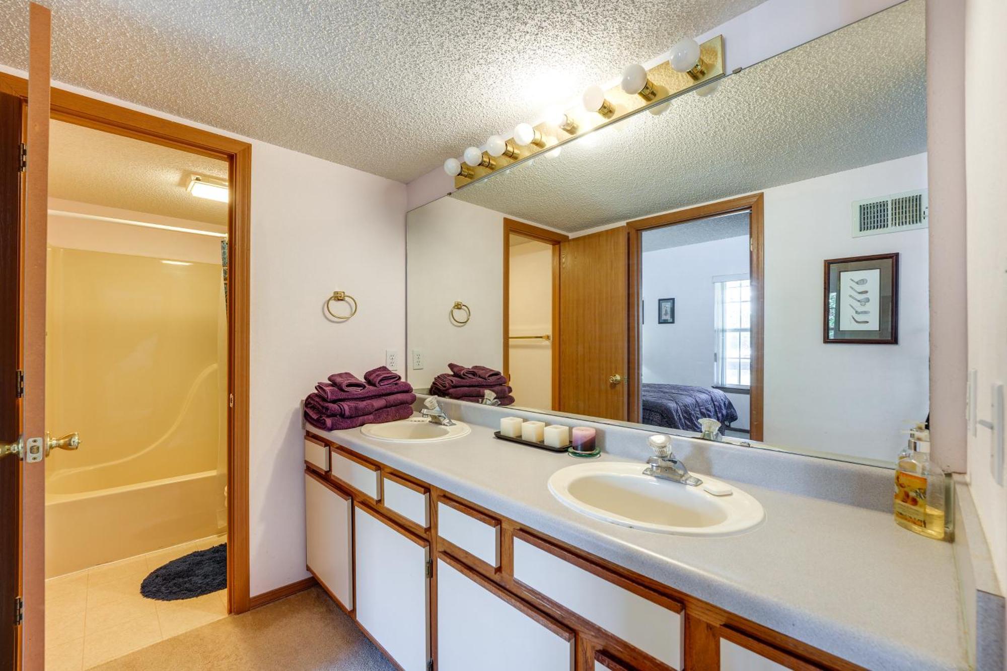 Cozy With Golf Course View In Branson! *