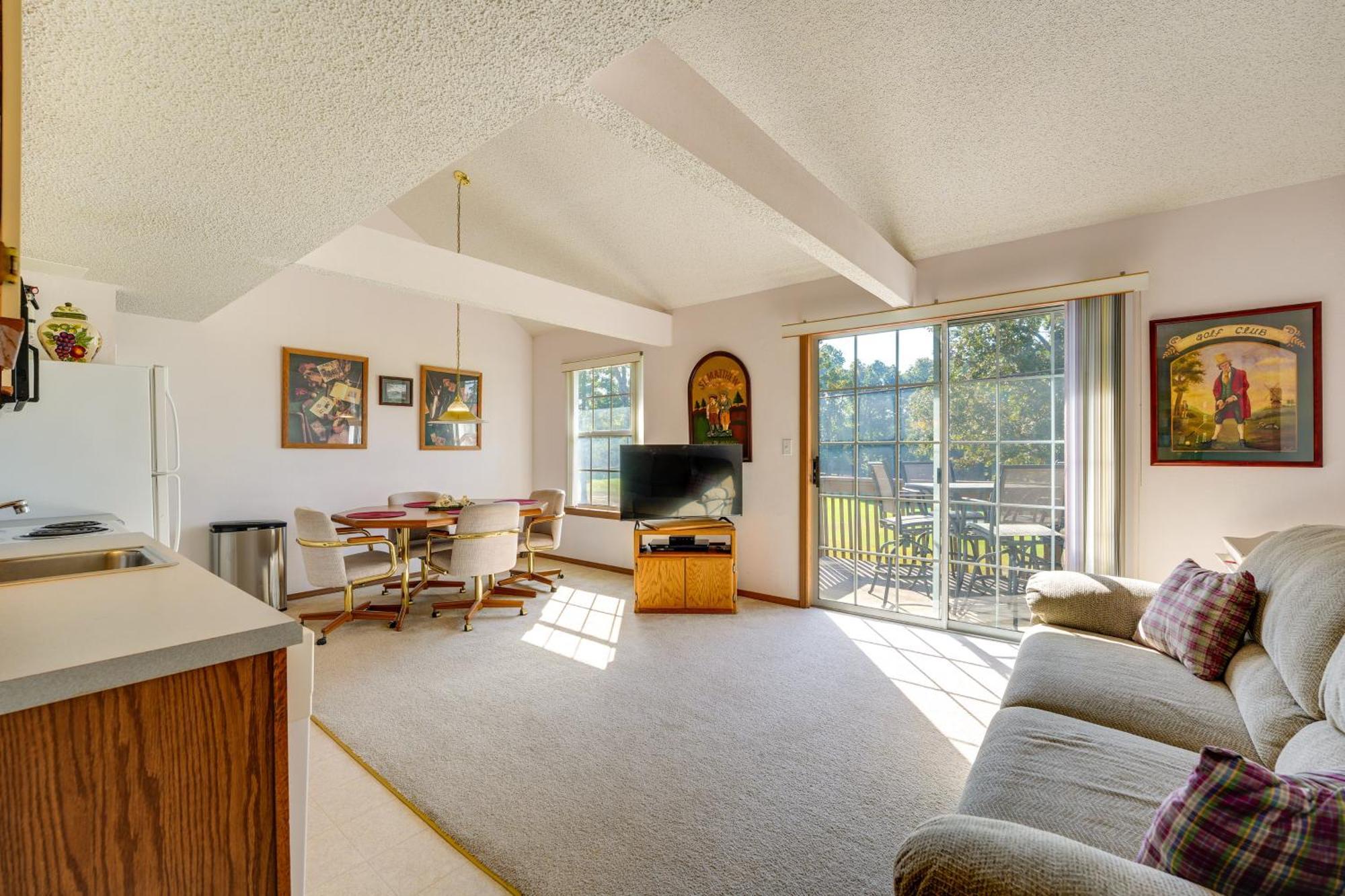 Cozy With Golf Course View In Branson!