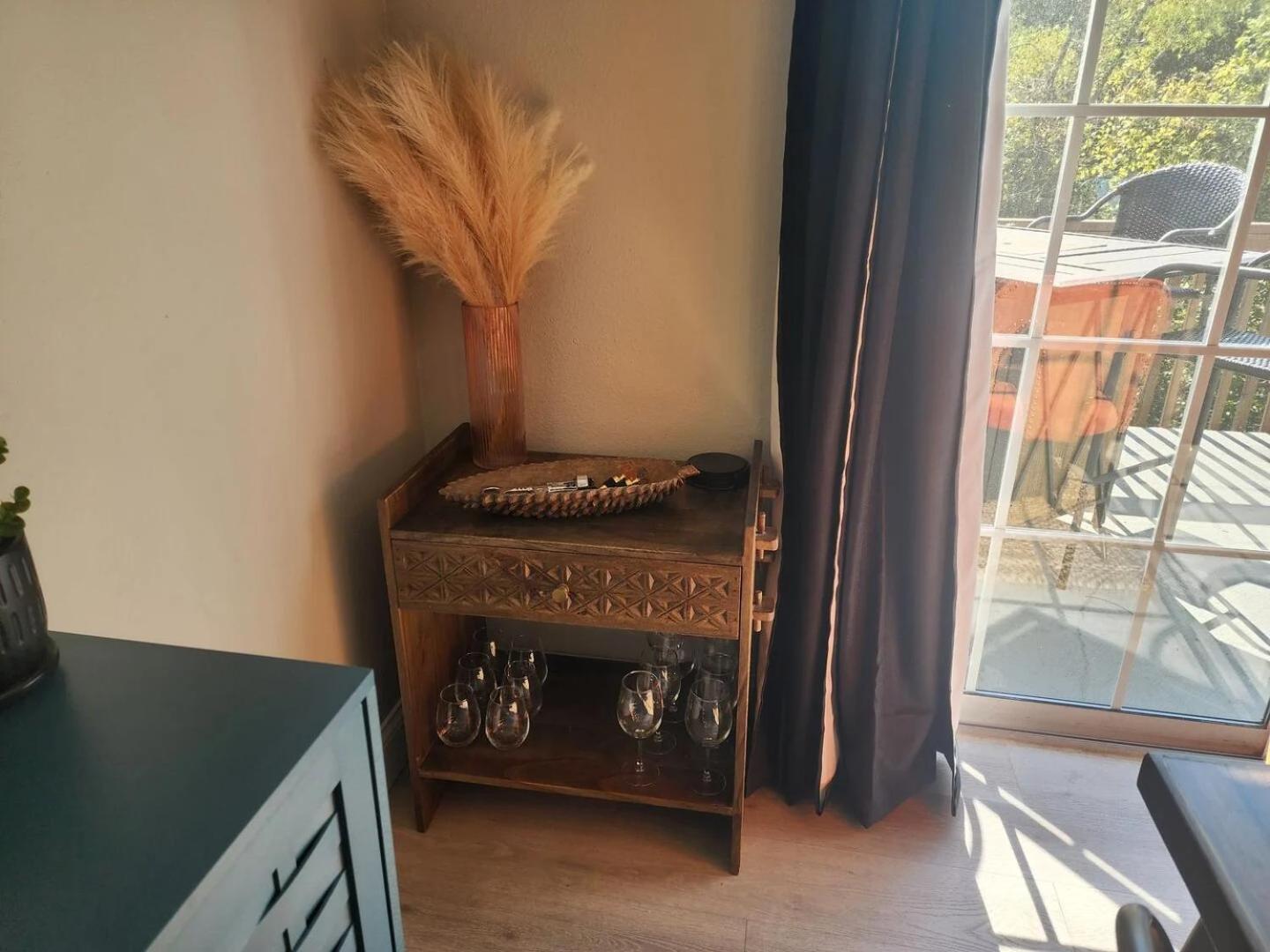 2br Cozy - Centrally Located - Steps Required - Free Tickets Included