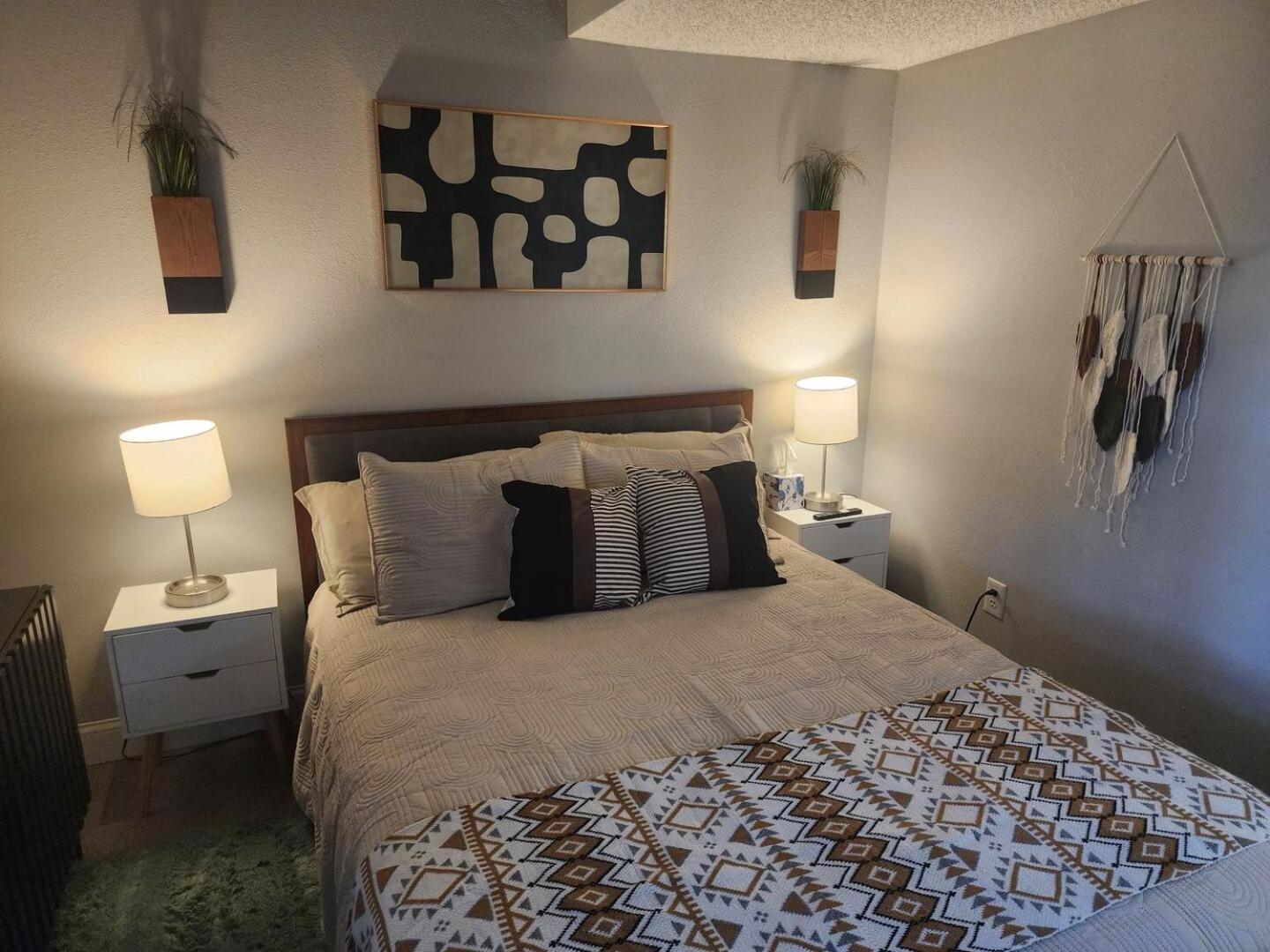 2br Cozy - Centrally Located - Steps Required - Free Tickets Included Apartment