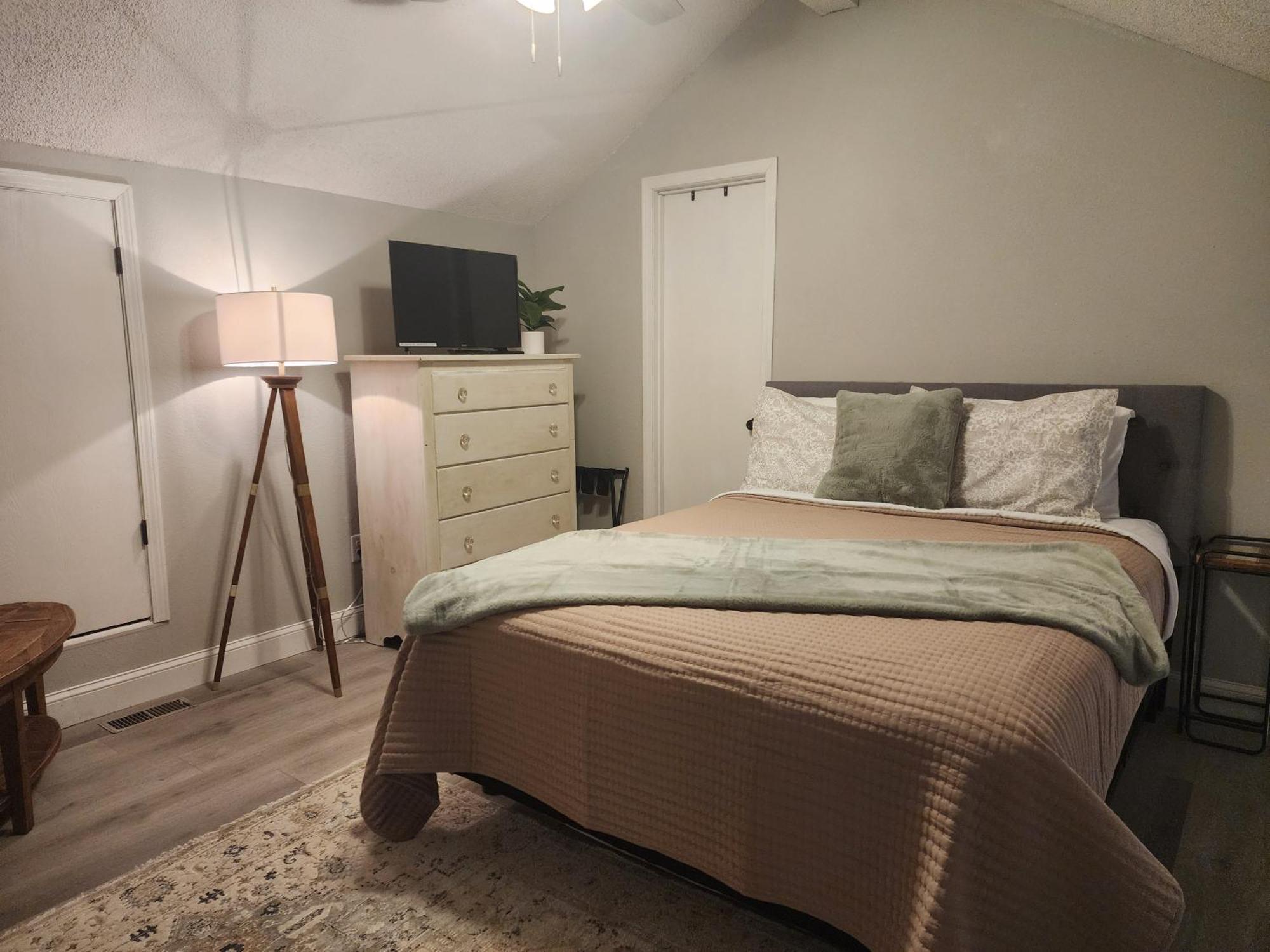 2br Cozy - Centrally Located - Steps Required - Free Tickets Included Apartment