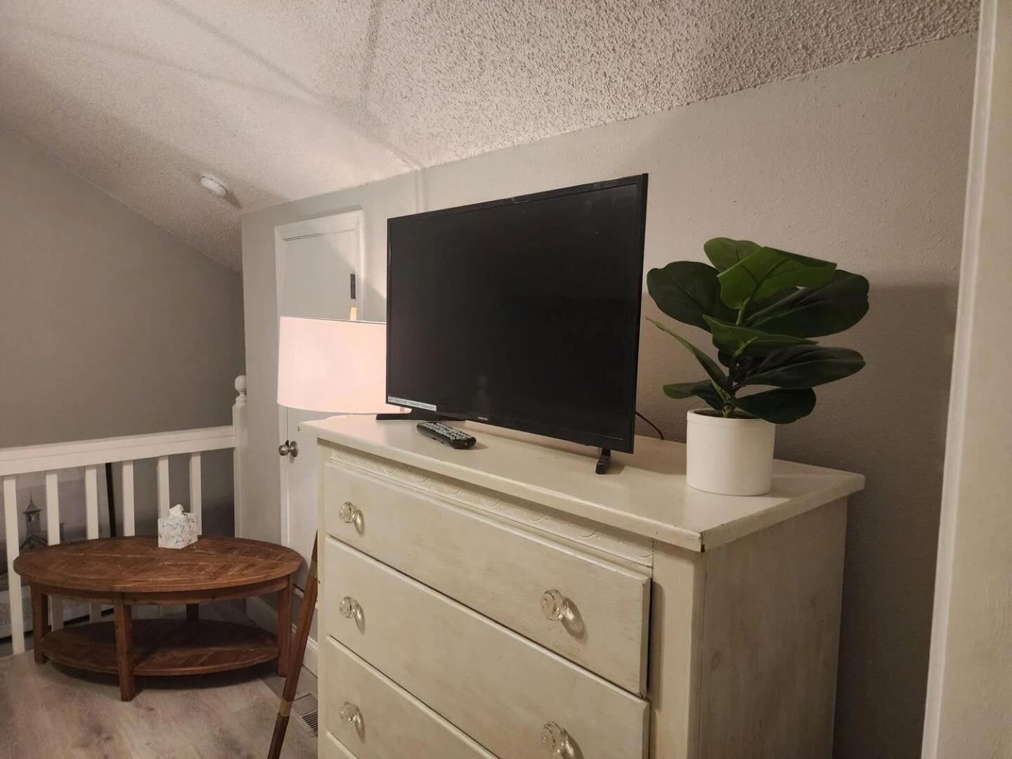 2br Cozy - Centrally Located - Steps Required - Free Tickets Included Apartment