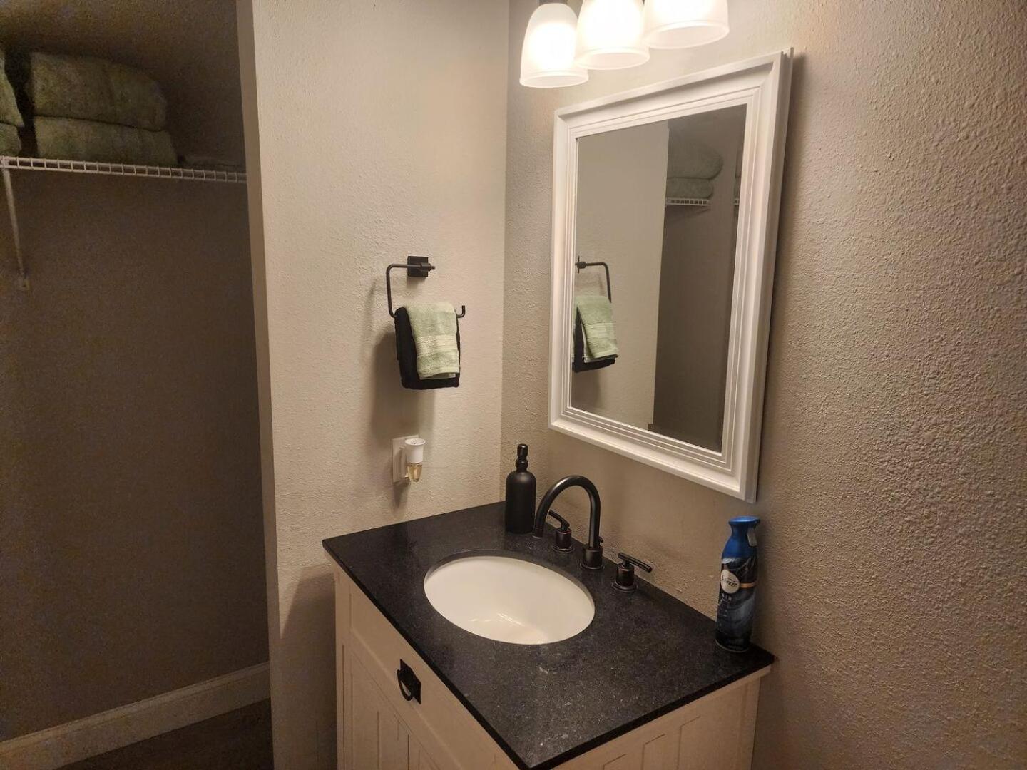 Apartment 2br Cozy - Centrally Located - Steps Required - Free Tickets Included *