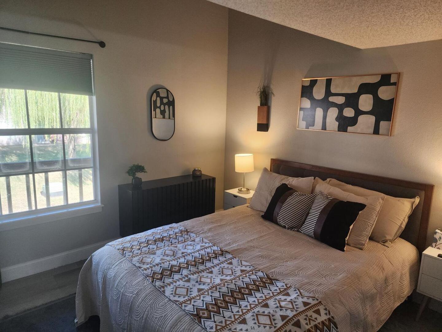 2br Cozy - Centrally Located - Steps Required - Free Tickets Included *