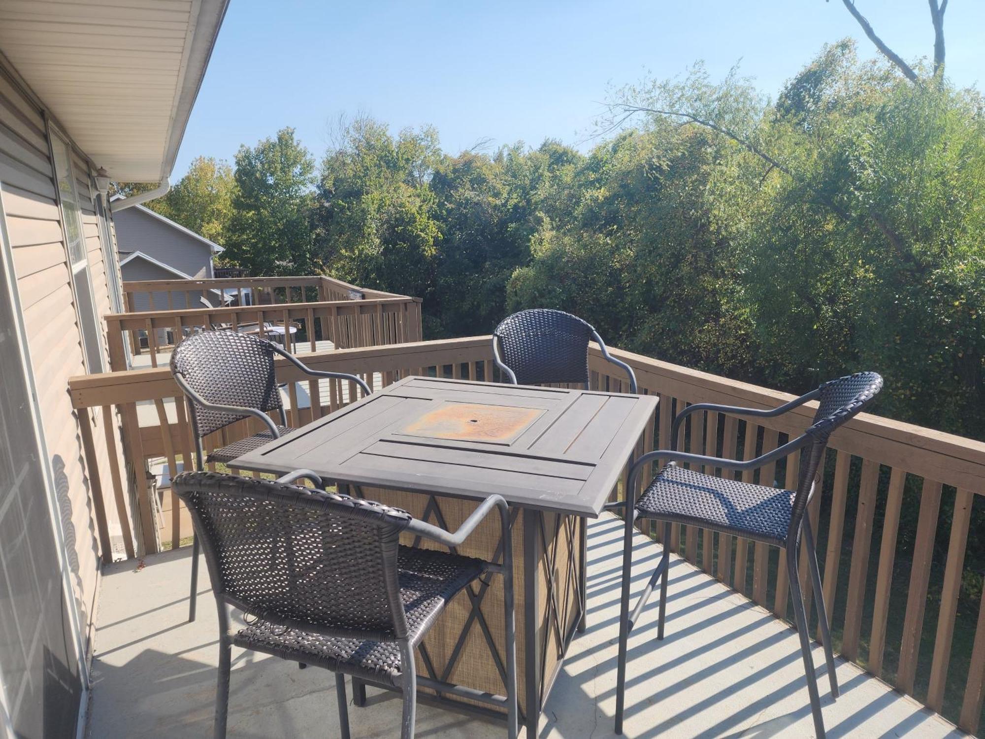 2br Cozy - Centrally Located - Steps Required - Free Tickets Included Apartment
