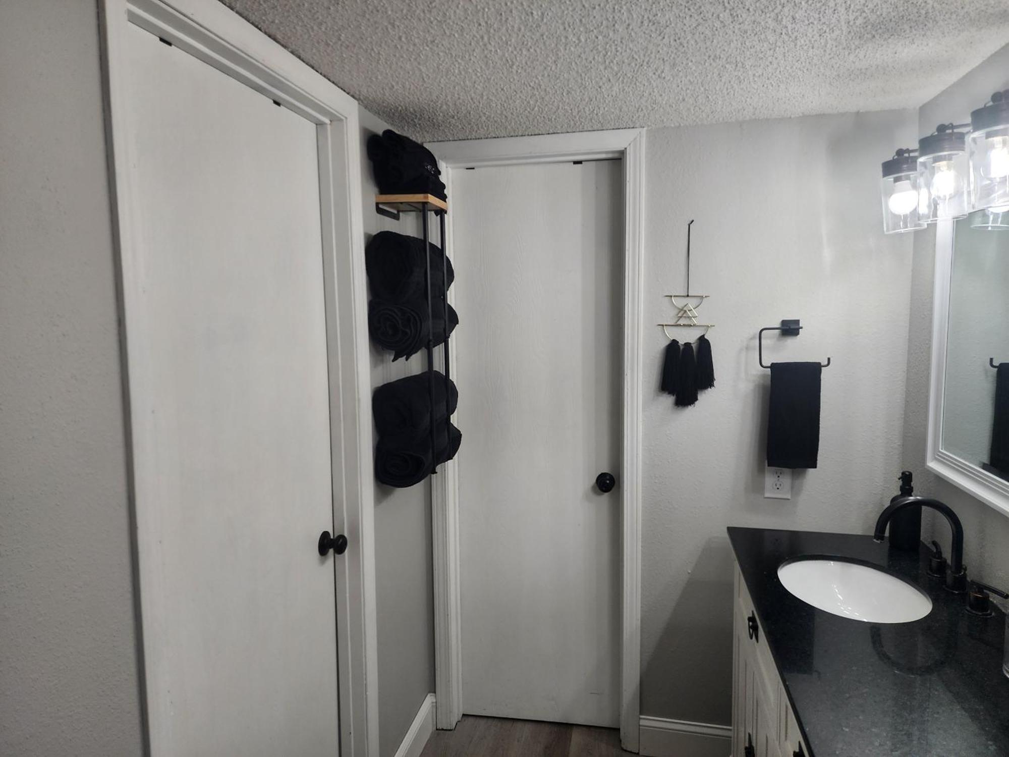 2br Cozy - Centrally Located - Steps Required - Free Tickets Included Apartment *