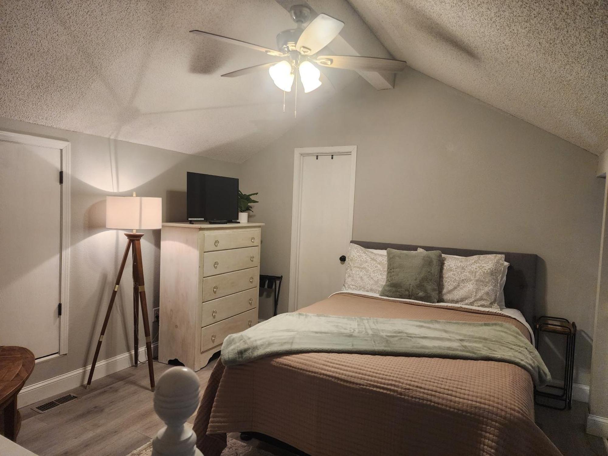 Apartment 2br Cozy - Centrally Located - Steps Required - Free Tickets Included