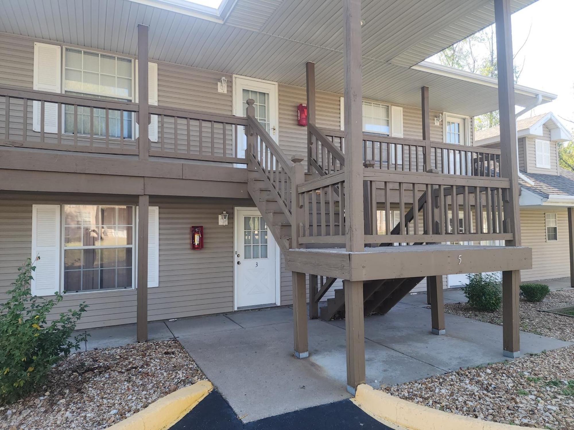 Apartment 2br Cozy - Centrally Located - Steps Required - Free Tickets Included Branson
