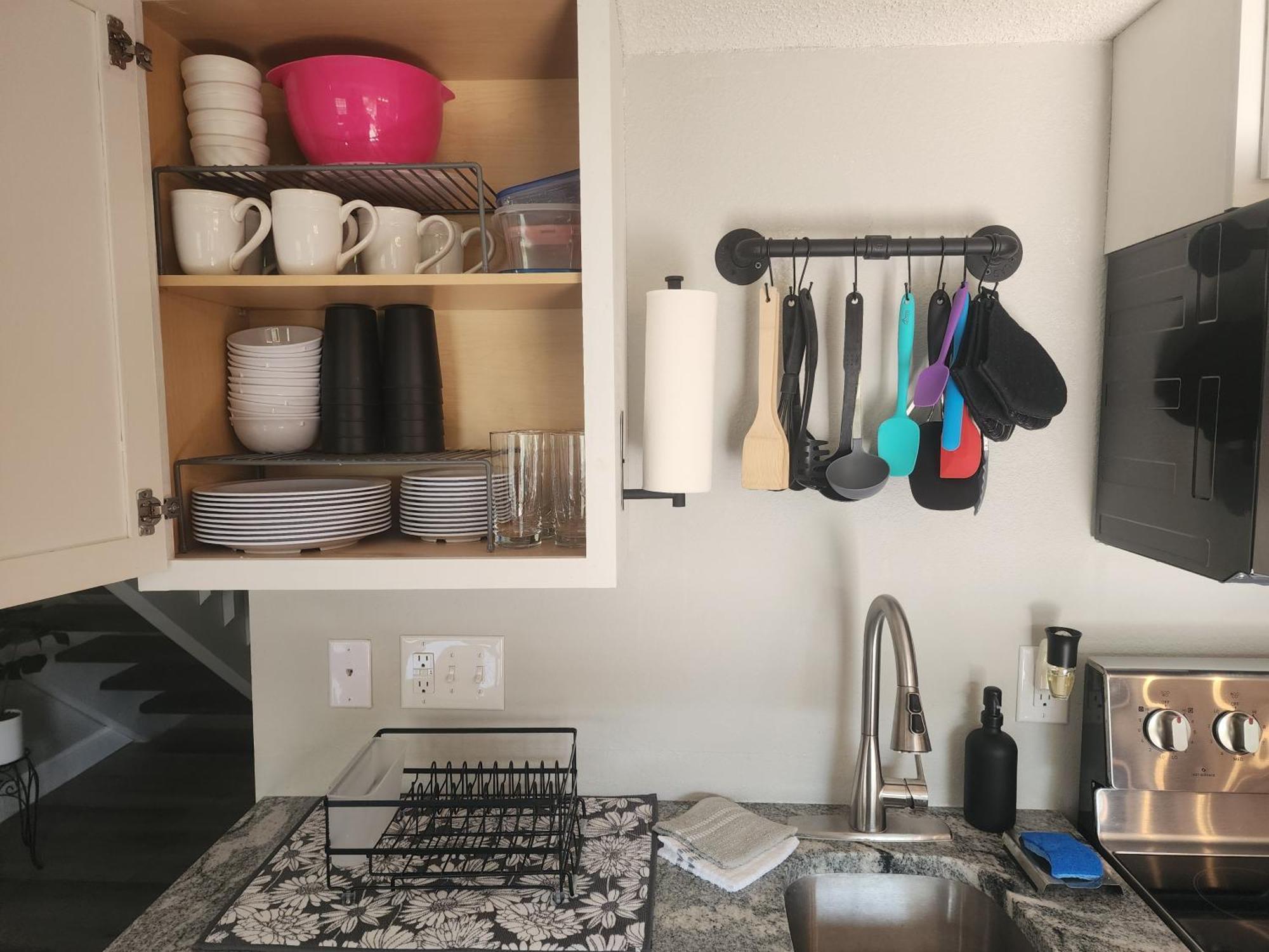 2br Cozy - Centrally Located - Steps Required - Free Tickets Included