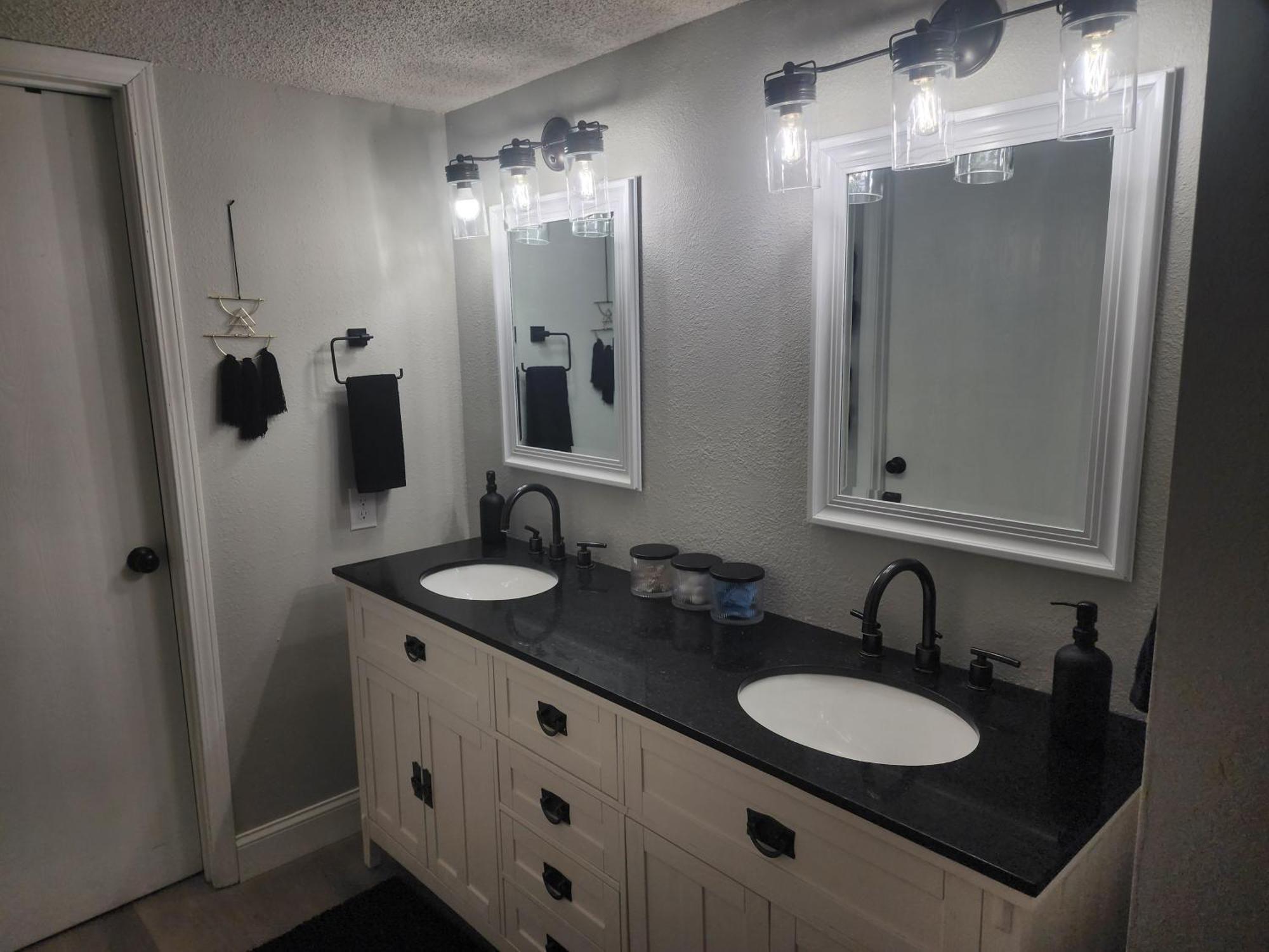 2br Cozy - Centrally Located - Steps Required - Free Tickets Included *