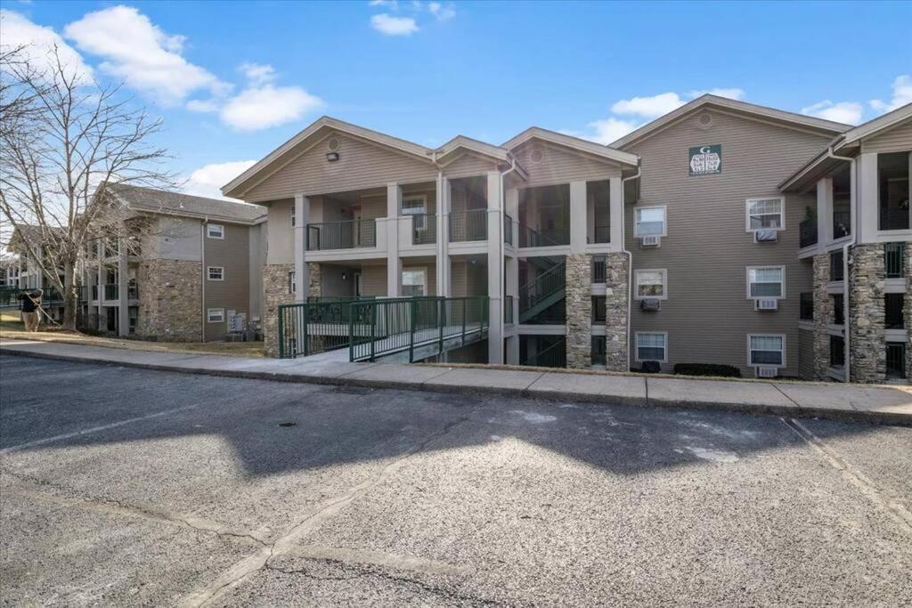 Penthouse On Golf Course. Close To Landing! Branson