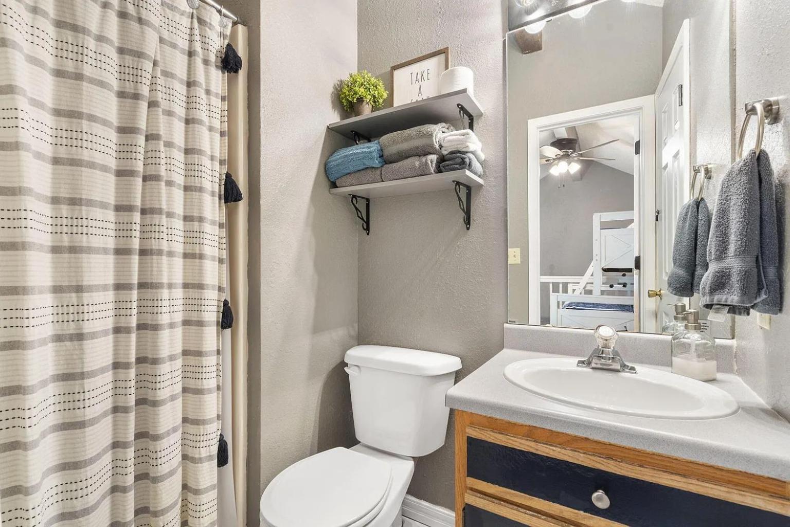 Apartment 2br Cozy - Centrally Located - Stairs Required - Free Tickets Included - Fc1-5 *