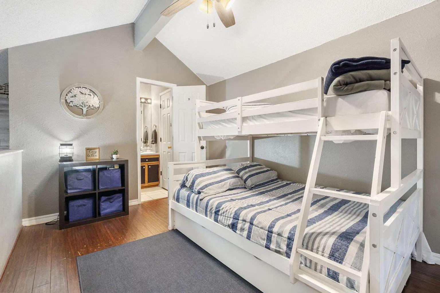 2br Cozy - Centrally Located - Stairs Required - Free Tickets Included - Fc1-5