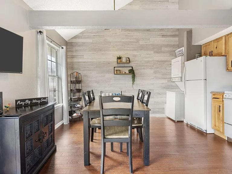 2br Cozy - Centrally Located - Stairs Required - Free Tickets Included - Fc1-5 Apartment *