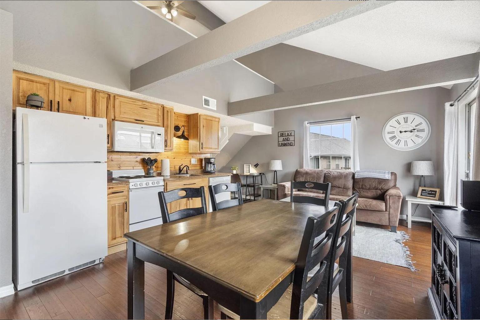 Apartment 2br Cozy - Centrally Located - Stairs Required - Free Tickets Included - Fc1-5 *