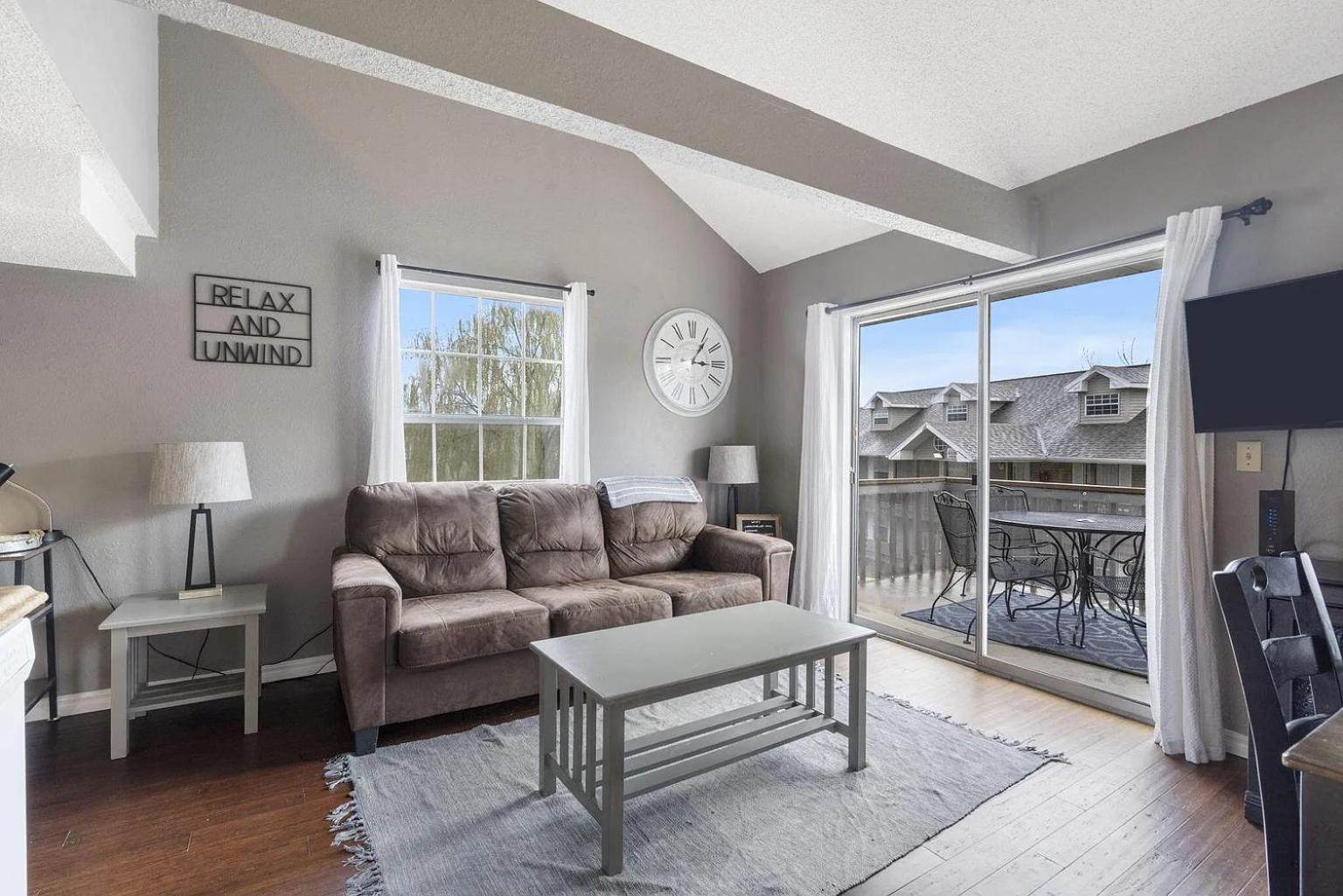 Apartment 2br Cozy - Centrally Located - Stairs Required - Free Tickets Included - Fc1-5 *
