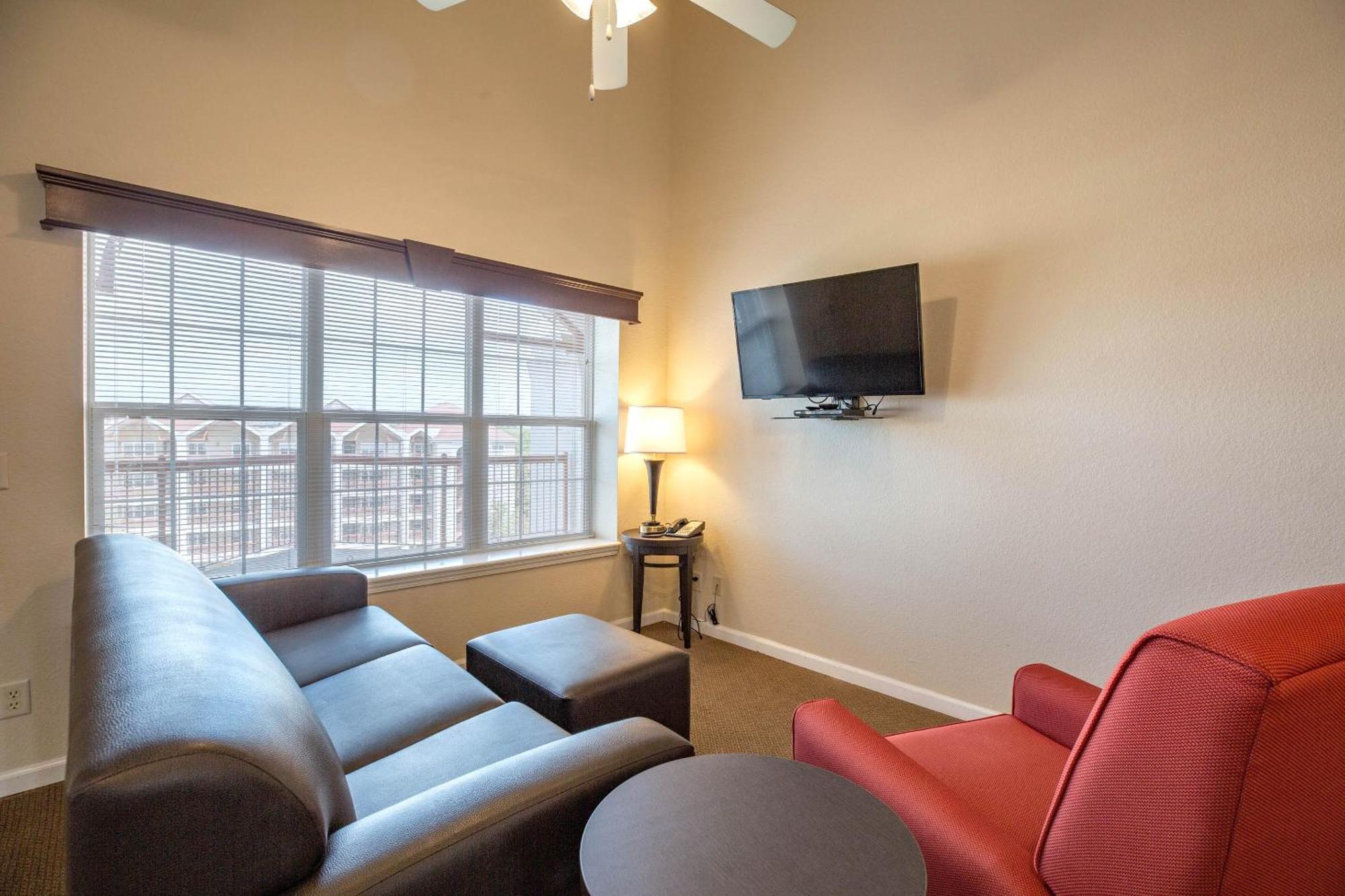 Grand Crowne Hotel 4*