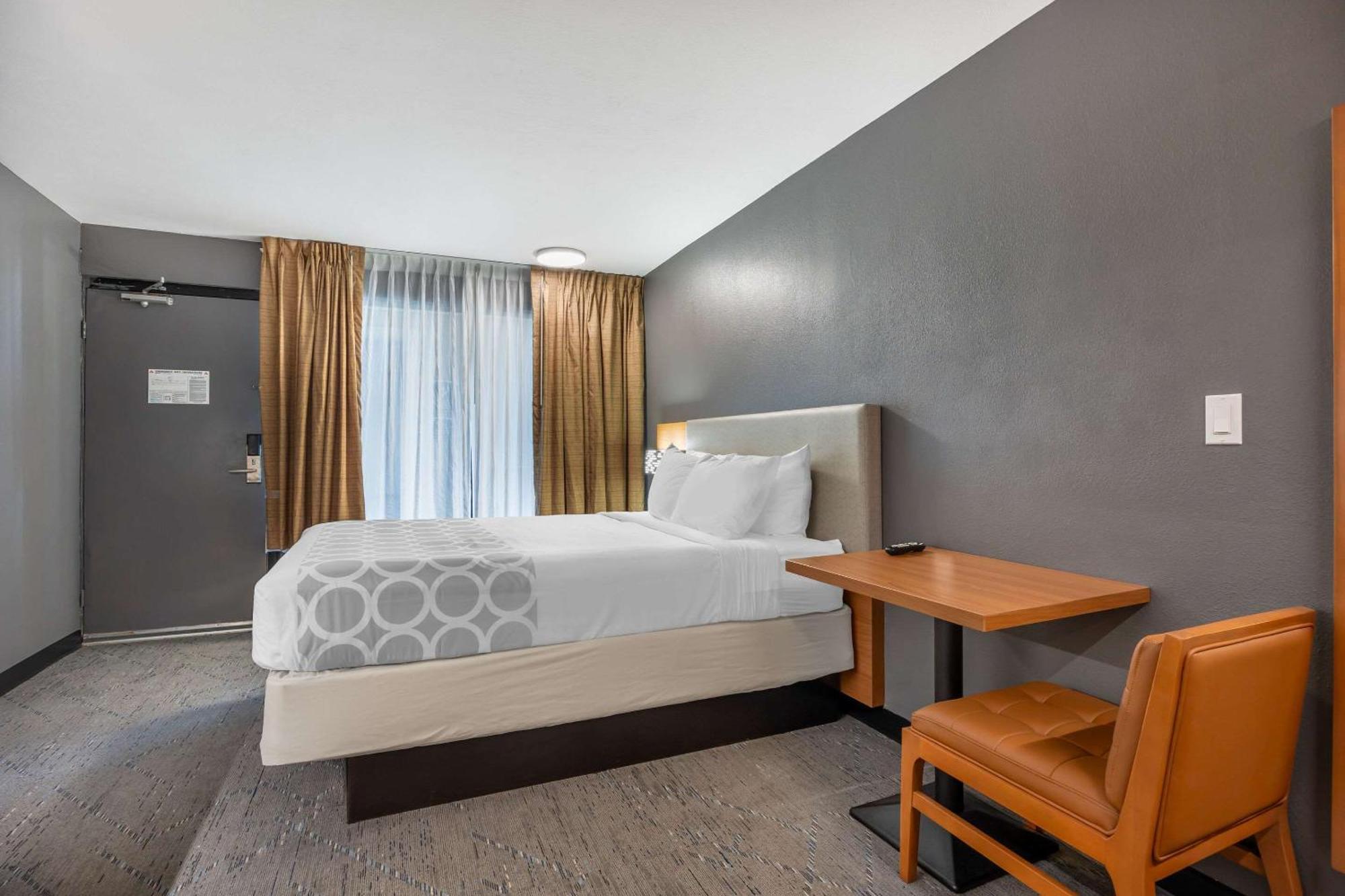 Hotel Suburban On The Strip 2*