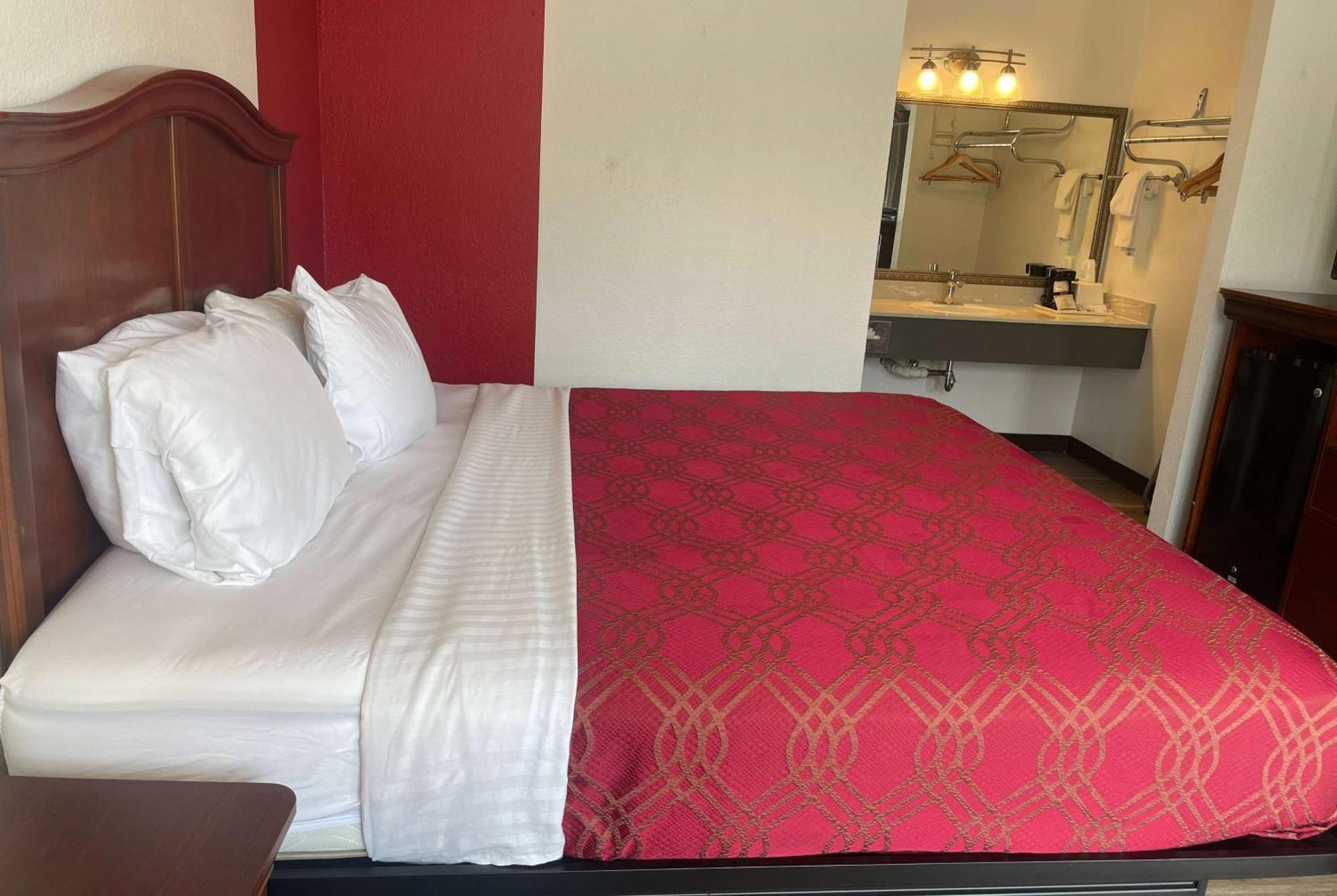 Ramada By Wyndham Theatre District Hotel