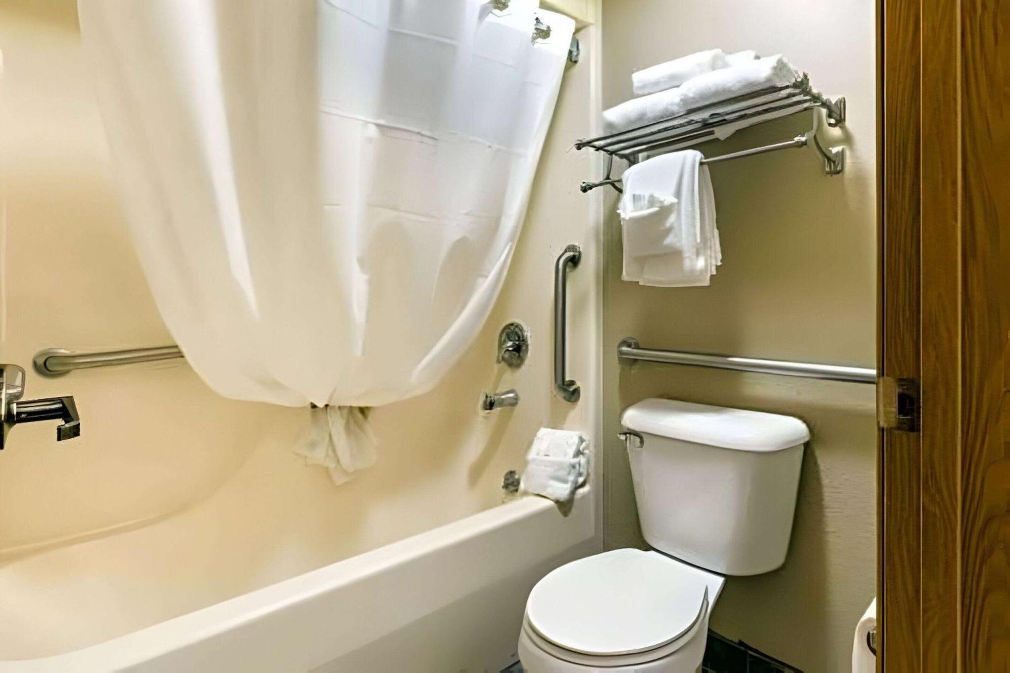 Ramada By Wyndham Theatre District Hotel Branson