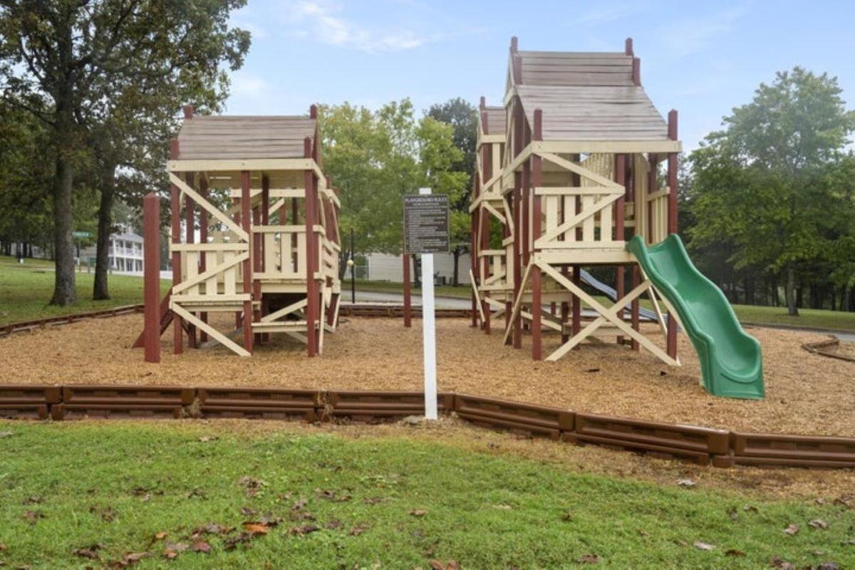 Luxurious At Hills - Beautifully Updated And Affordable - Family Amenities - No Steps