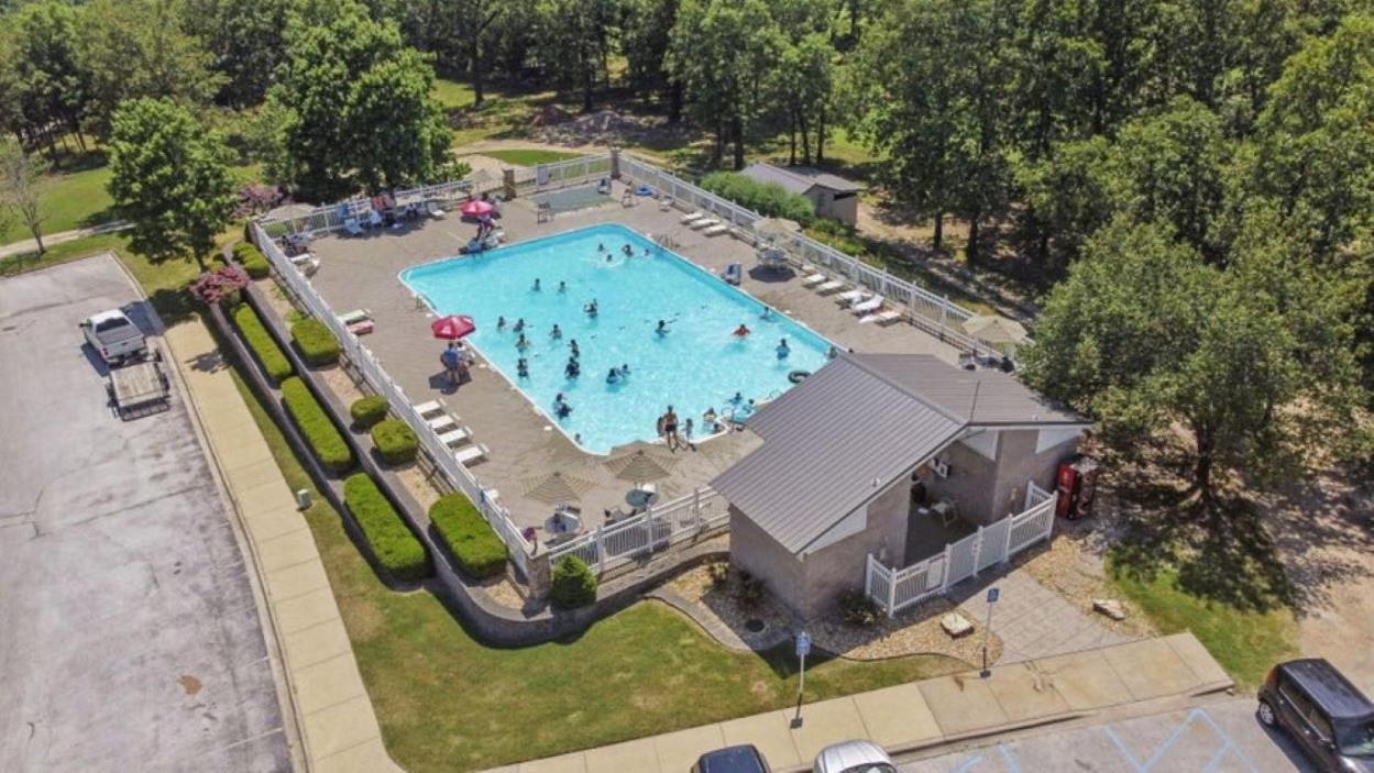 Luxurious At Hills - Beautifully Updated And Affordable - Family Amenities - No Steps Apartment