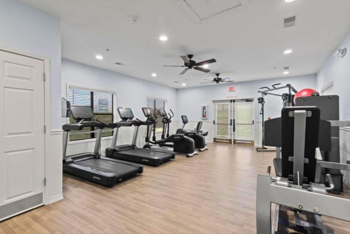 Luxurious At Hills - Beautifully Updated And Affordable - Family Amenities - No Steps *