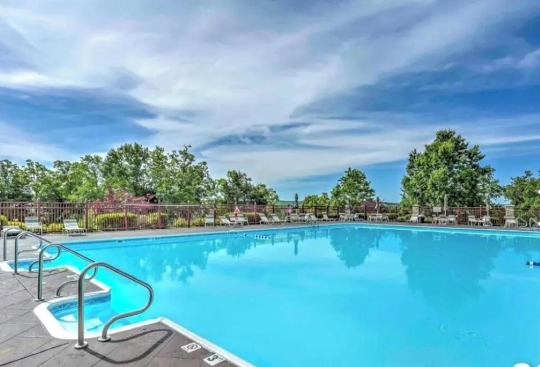 Luxurious At Hills - Beautifully Updated And Affordable - Family Amenities - No Steps Apartment *