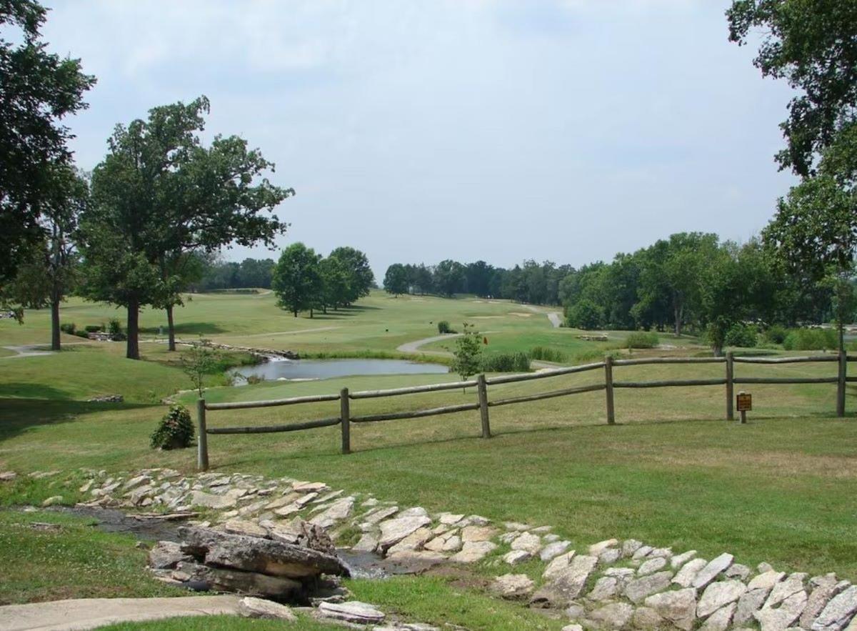 Luxurious At Hills - Beautifully Updated And Affordable - Family Amenities - No Steps Apartment