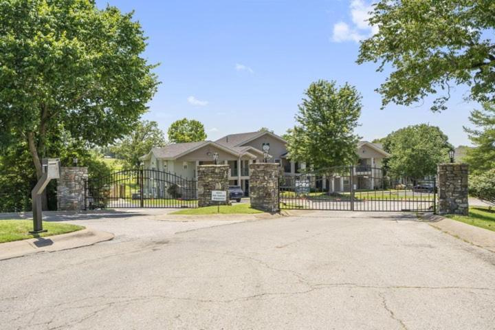 Luxurious At Hills - Beautifully Updated And Affordable - Family Amenities - No Steps Apartment *