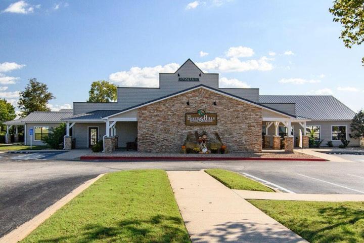 Luxurious At Hills - Beautifully Updated And Affordable - Family Amenities - No Steps