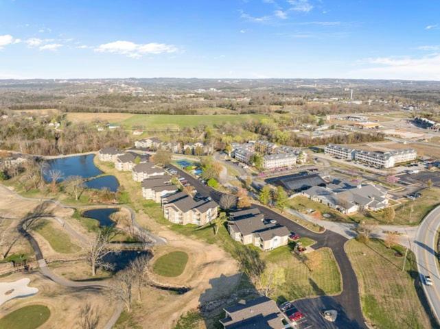 Luxurious At Hills - Beautifully Updated And Affordable - Family Amenities - No Steps Apartment