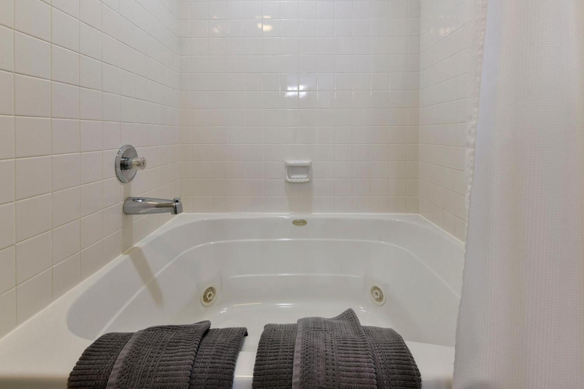 Apartment Luxurious At Hills - Beautifully Updated And Affordable - Family Amenities - No Steps