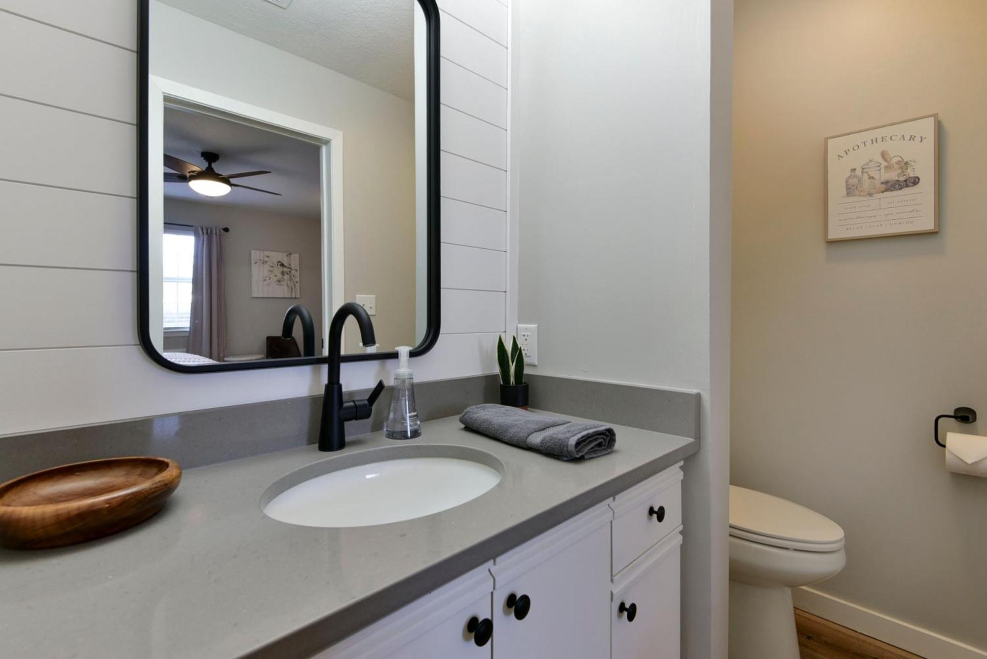 Luxurious At Hills - Beautifully Updated And Affordable - Family Amenities - No Steps