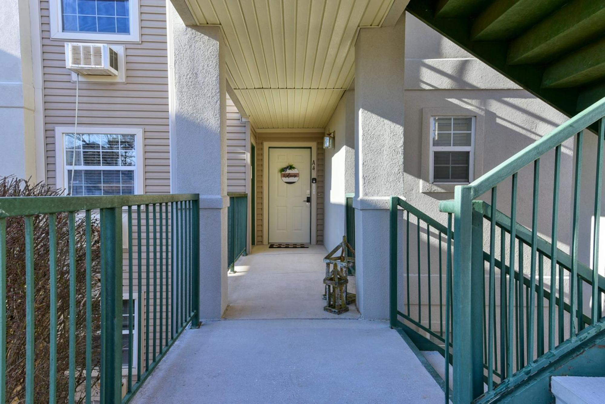 Luxurious At Hills - Beautifully Updated And Affordable - Family Amenities - No Steps Apartment *