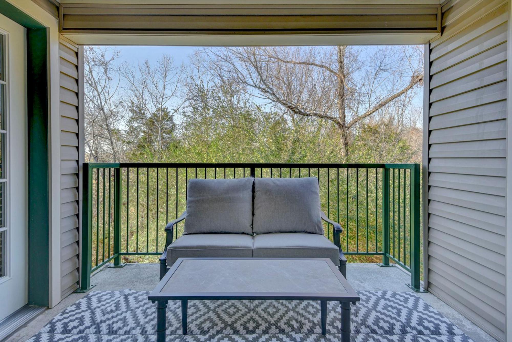 Luxurious At Hills - Beautifully Updated And Affordable - Family Amenities - No Steps Apartment