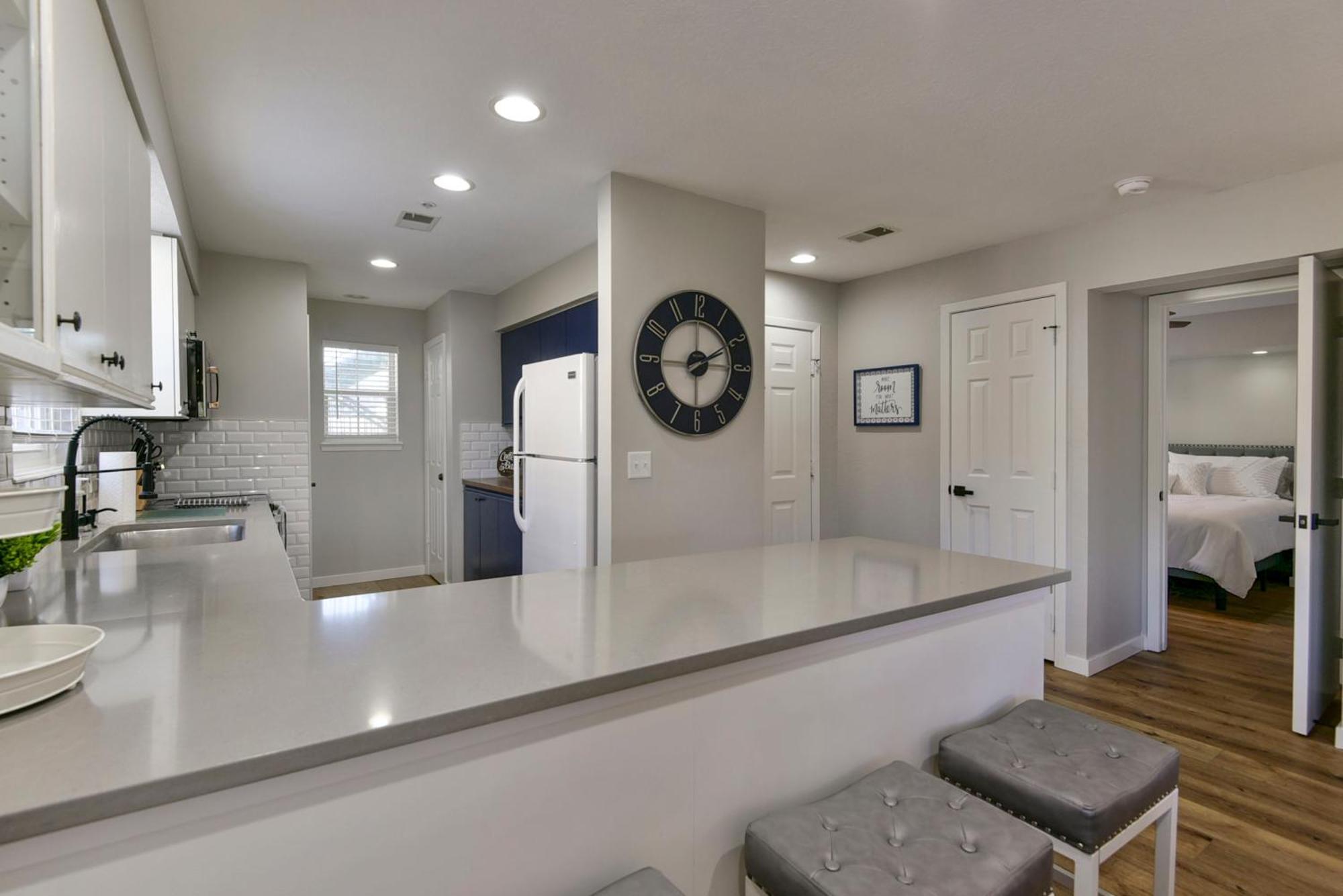 Luxurious At Hills - Beautifully Updated And Affordable - Family Amenities - No Steps