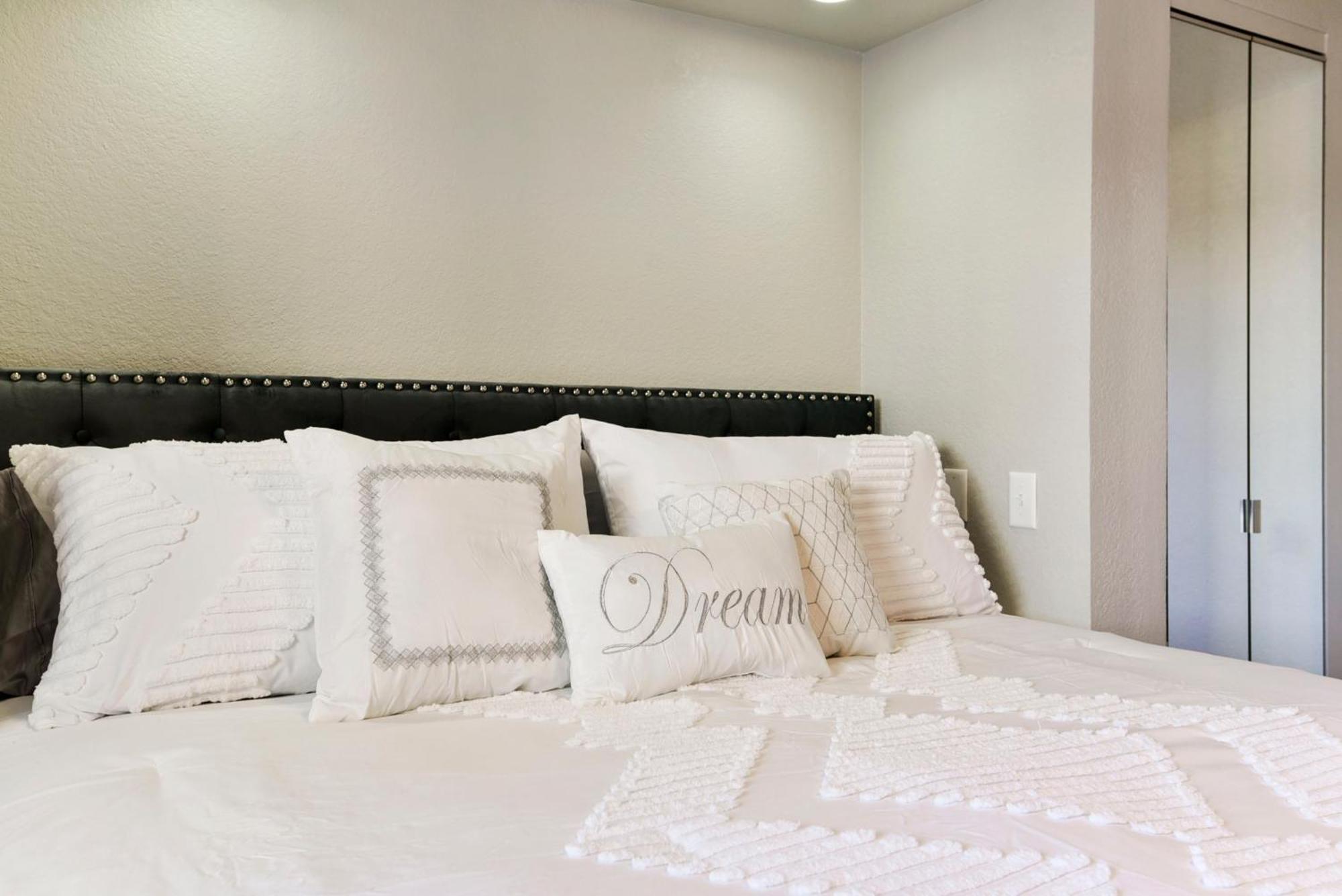 Apartment Luxurious At Hills - Beautifully Updated And Affordable - Family Amenities - No Steps