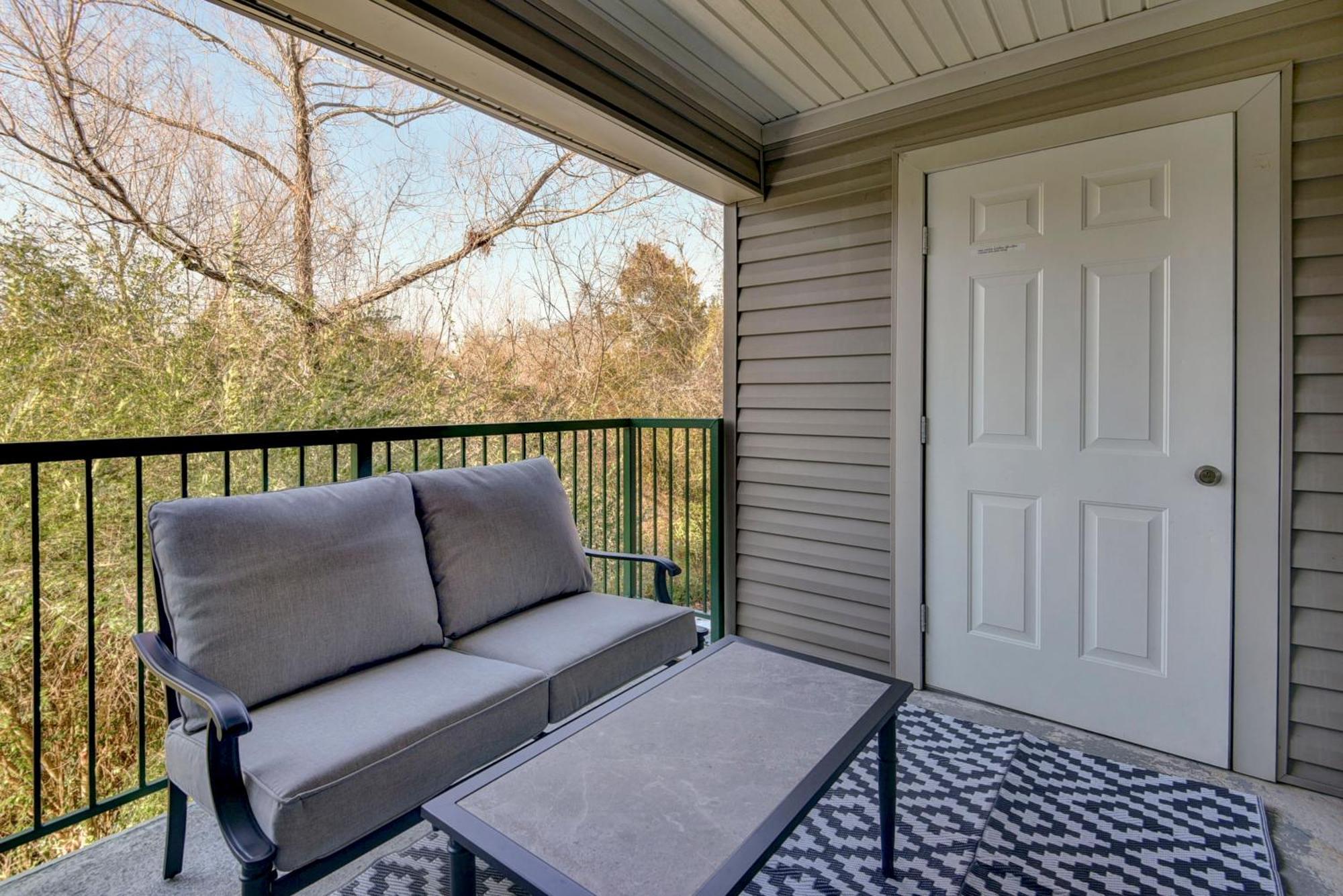 Luxurious At Hills - Beautifully Updated And Affordable - Family Amenities - No Steps Apartment *