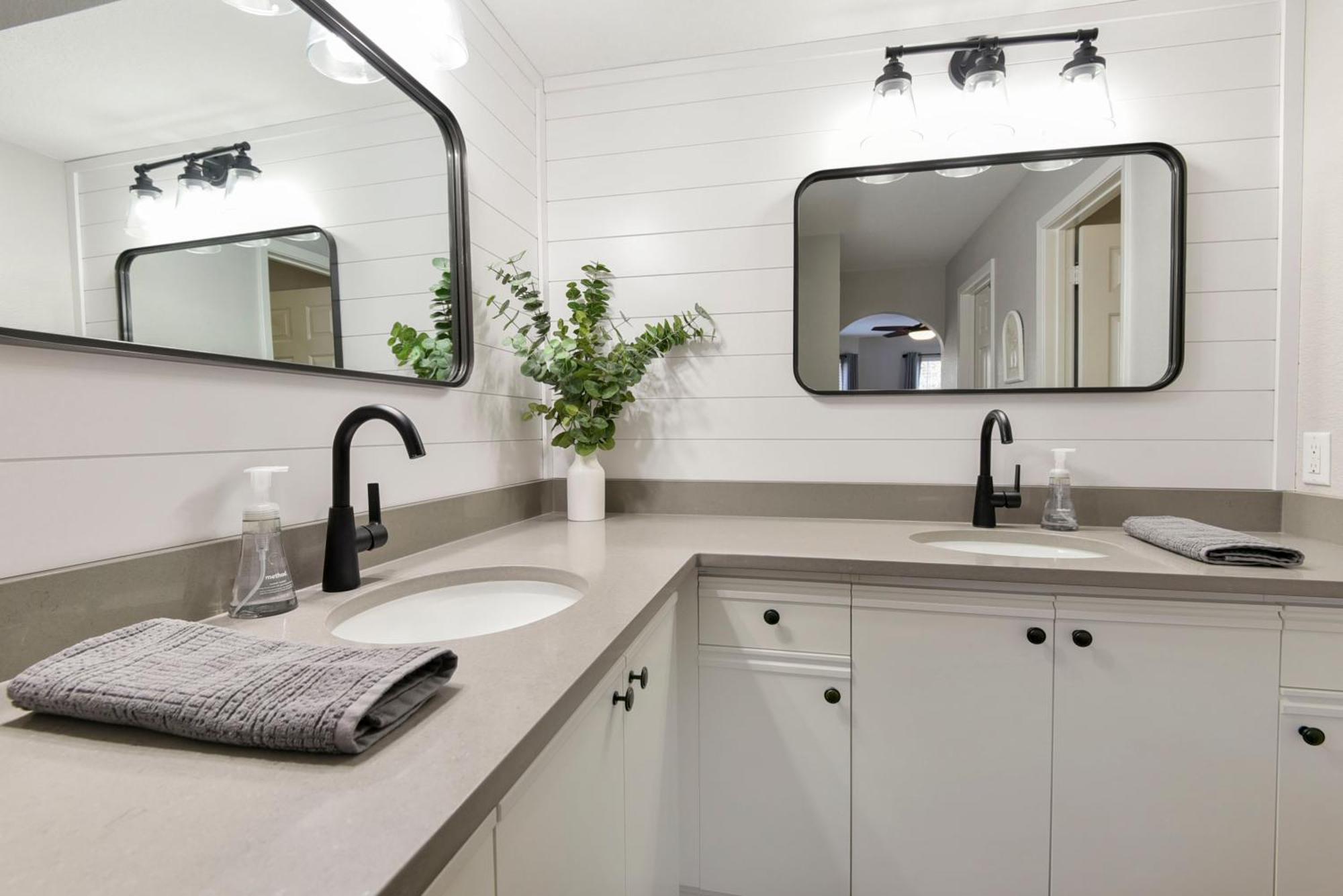 Luxurious At Hills - Beautifully Updated And Affordable - Family Amenities - No Steps Apartment