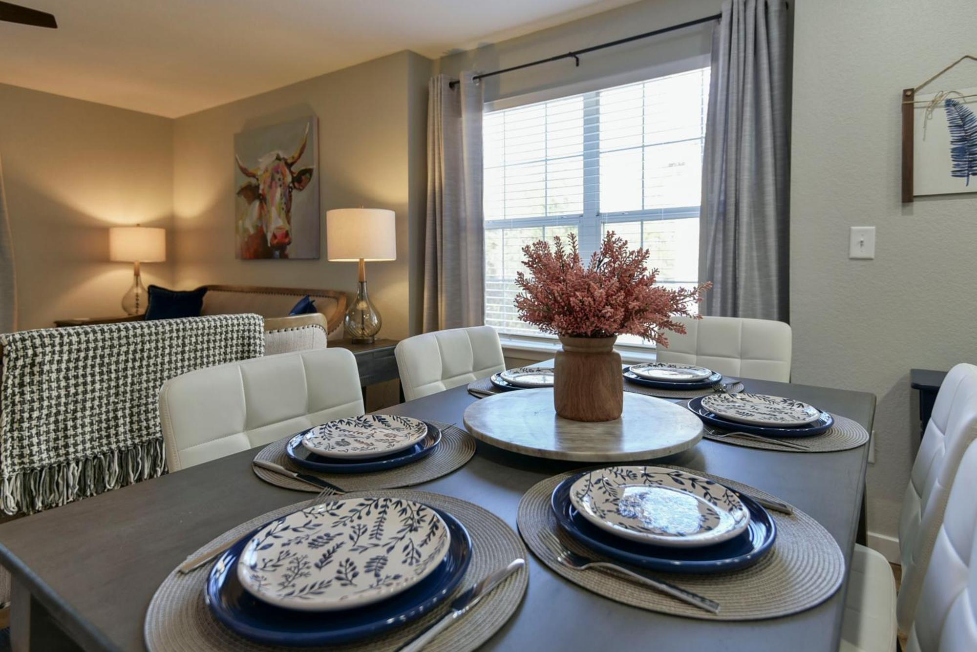 Luxurious At Hills - Beautifully Updated And Affordable - Family Amenities - No Steps Apartment *