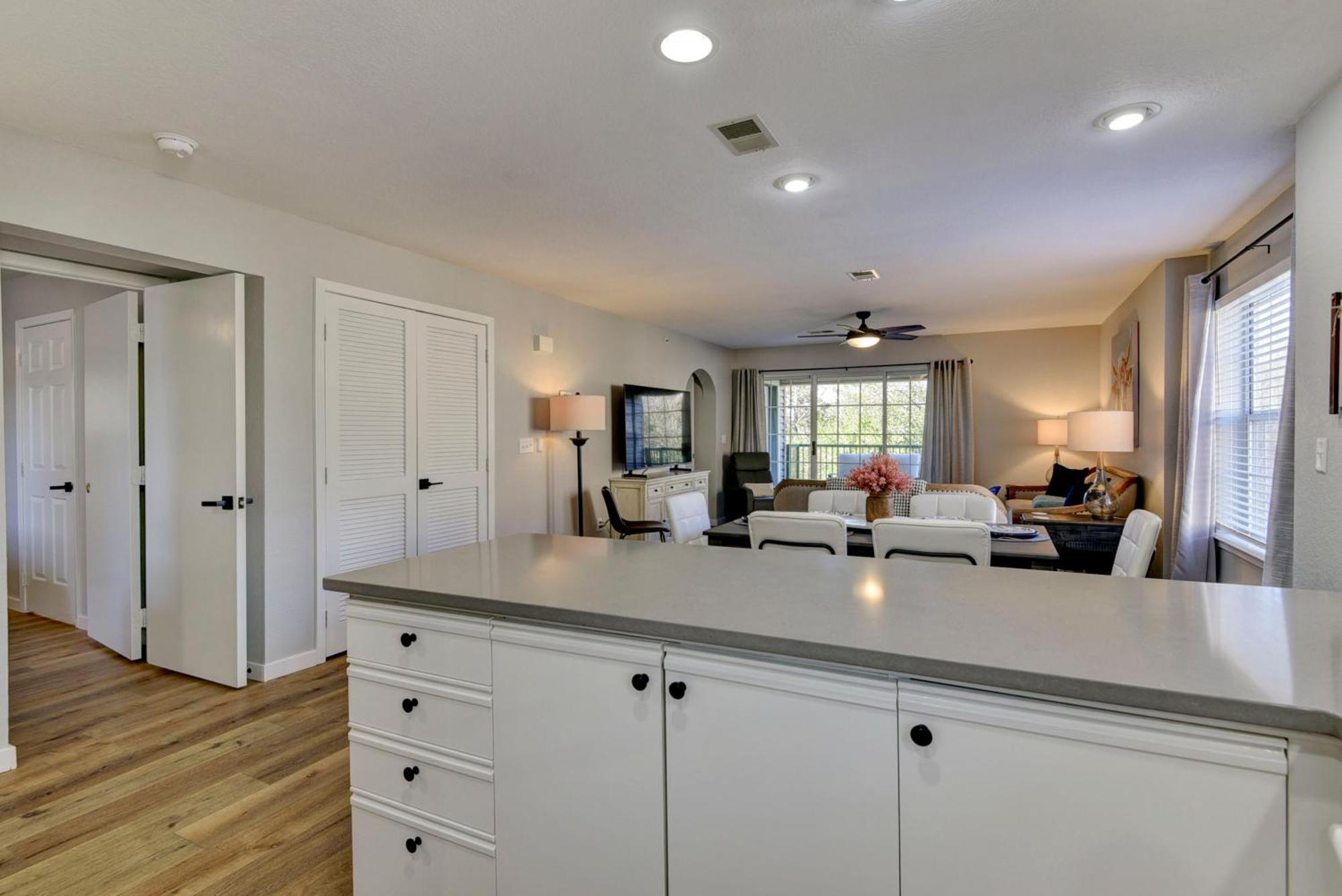 Apartment Luxurious At Hills - Beautifully Updated And Affordable - Family Amenities - No Steps