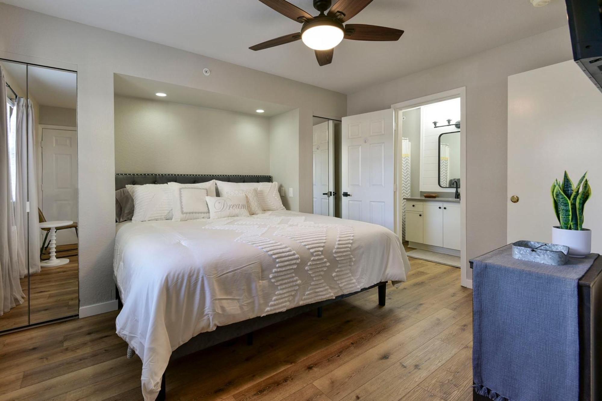 Apartment Luxurious At Hills - Beautifully Updated And Affordable - Family Amenities - No Steps