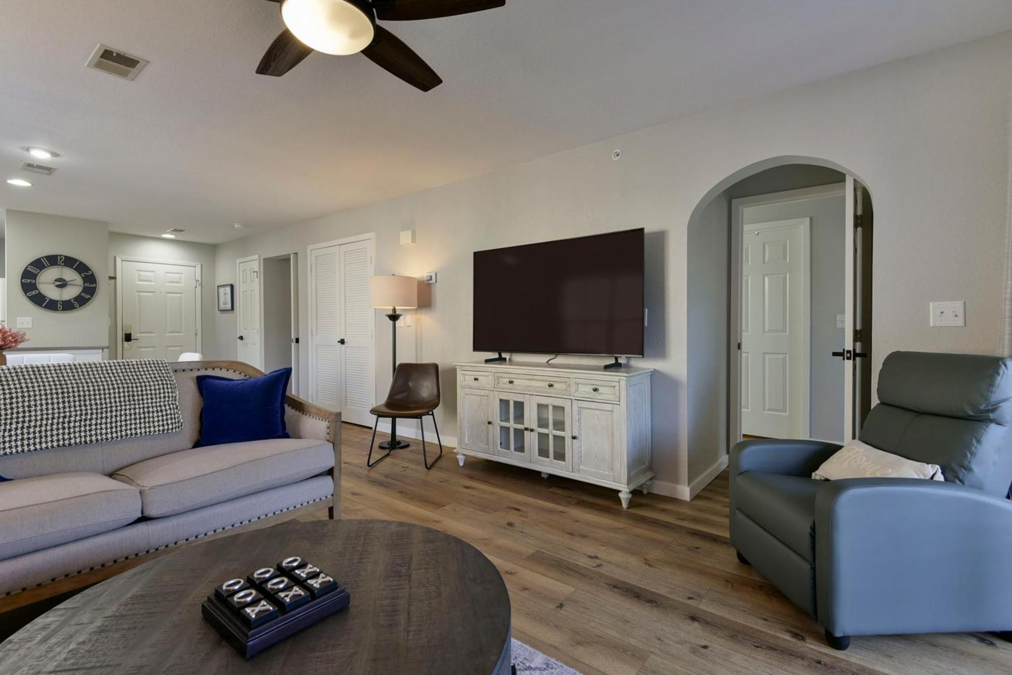 Luxurious At Hills - Beautifully Updated And Affordable - Family Amenities - No Steps *
