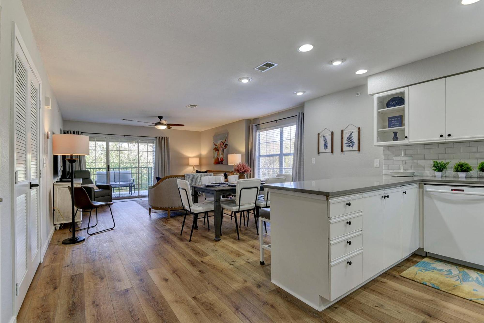 Luxurious At Hills - Beautifully Updated And Affordable - Family Amenities - No Steps