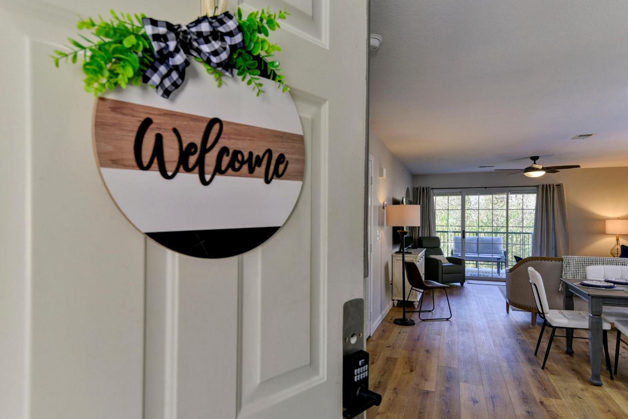Luxurious At Hills - Beautifully Updated And Affordable - Family Amenities - No Steps Apartment
