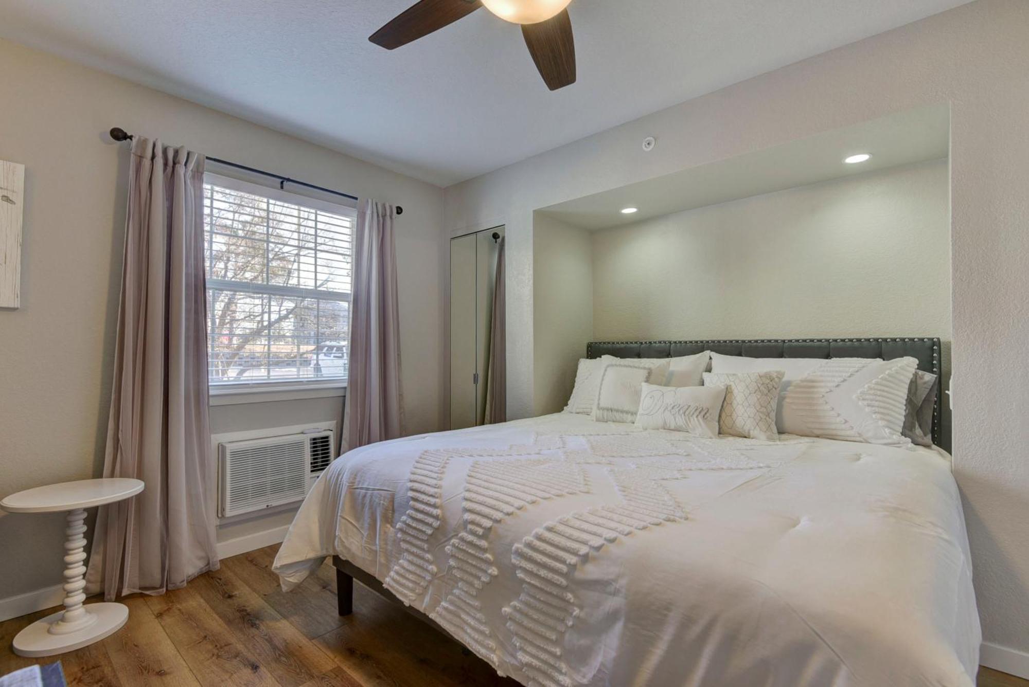 Luxurious At Hills - Beautifully Updated And Affordable - Family Amenities - No Steps Apartment